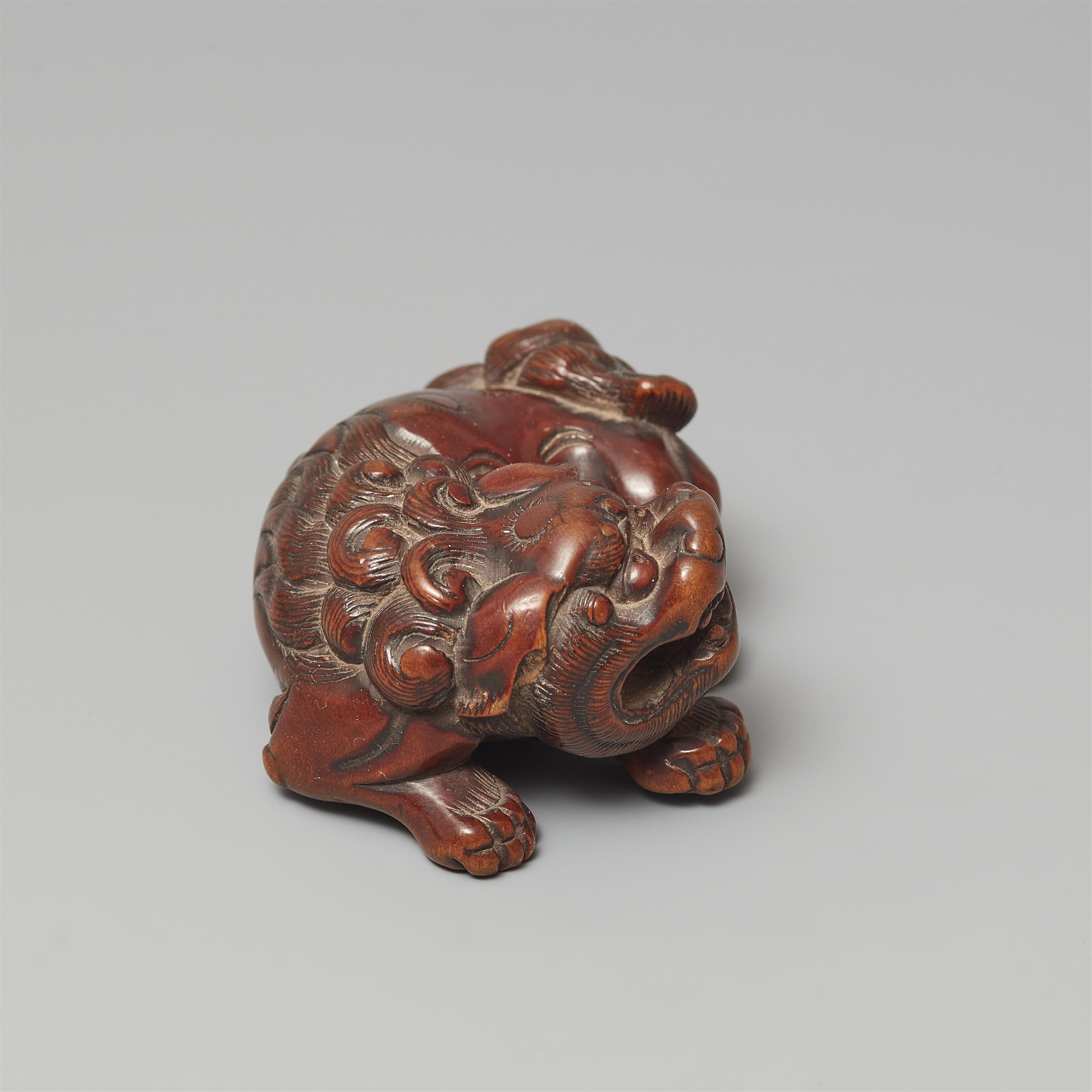 A boxwood netsuke of a reclining shishi. Late 18th century - image-4