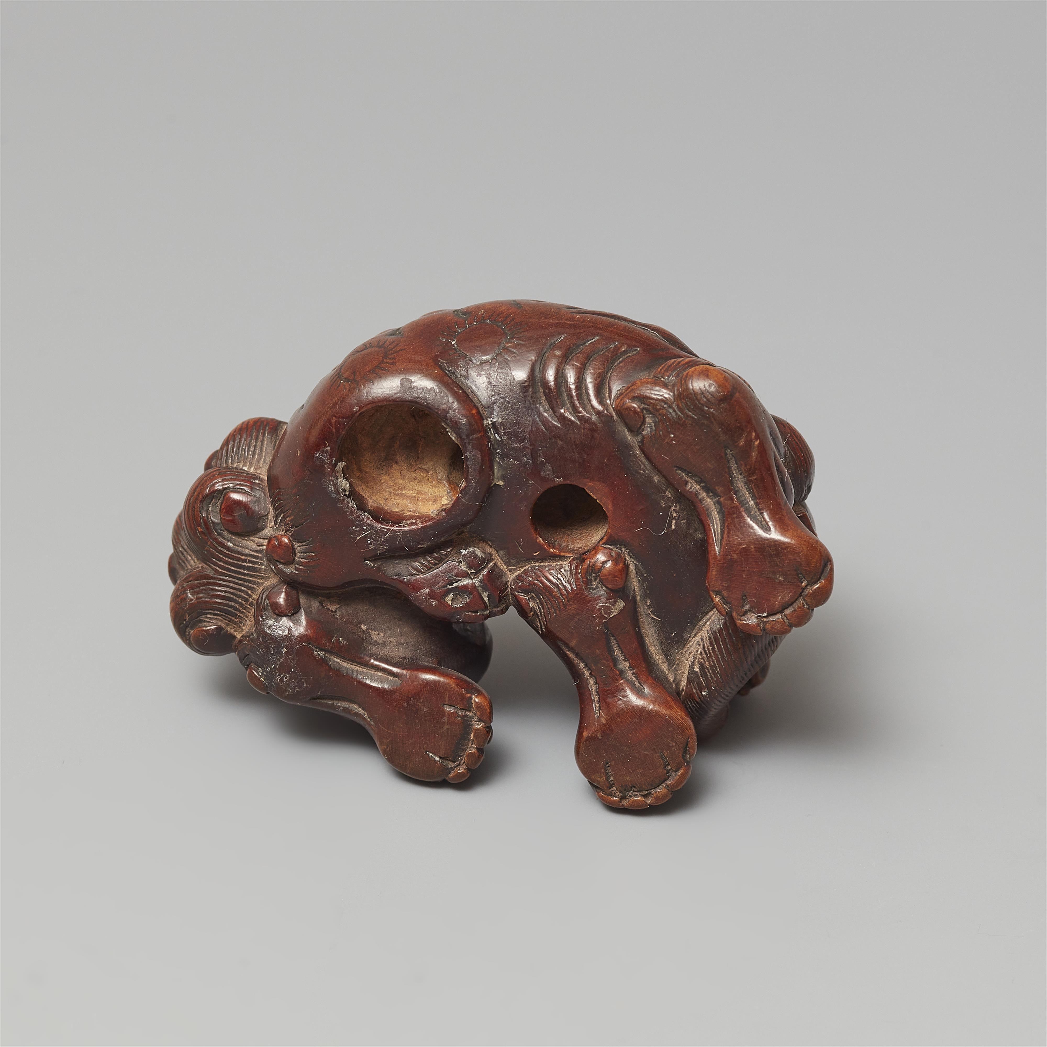 A boxwood netsuke of a reclining shishi. Late 18th century - image-5