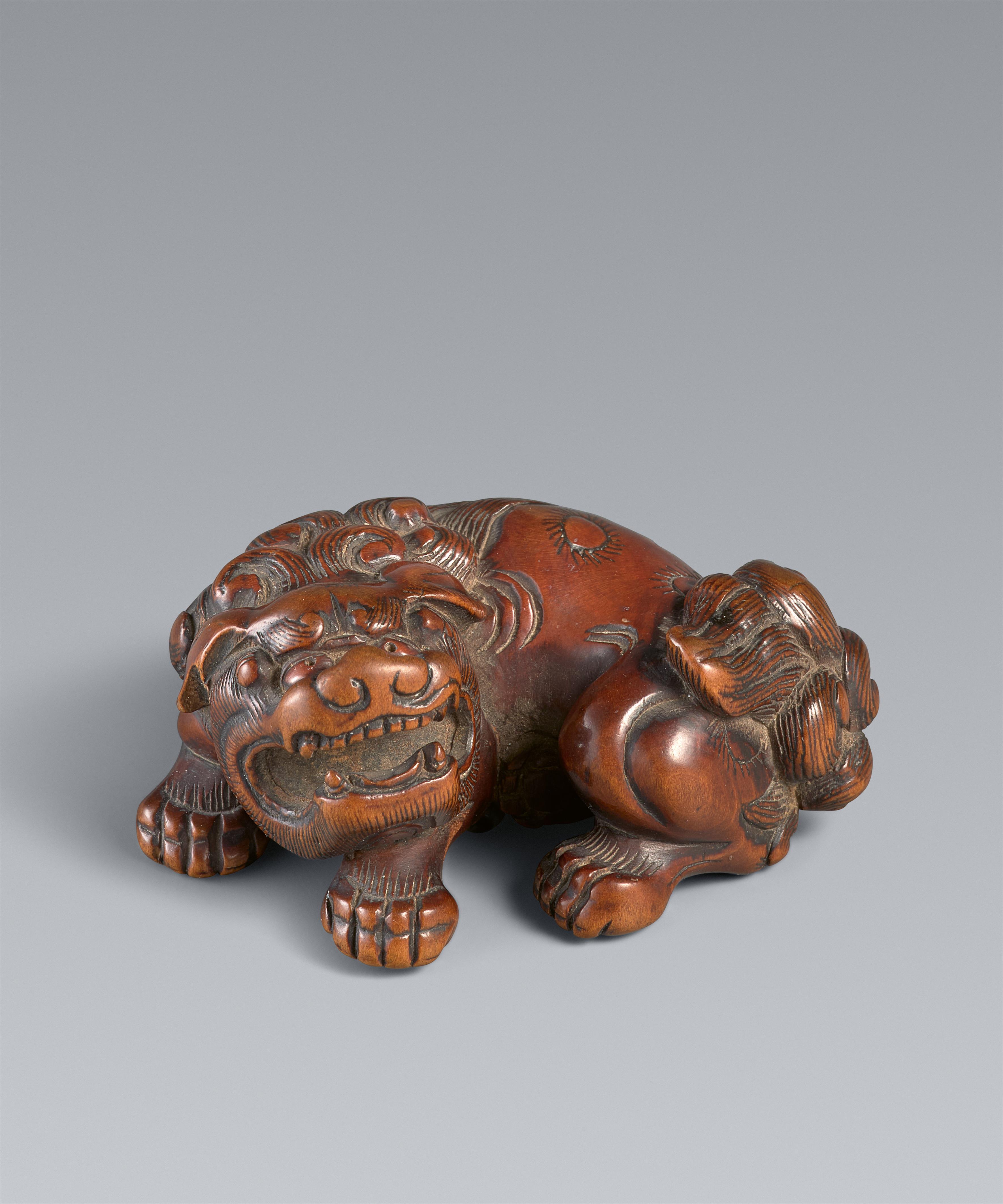 A boxwood netsuke of a reclining shishi. Late 18th century - image-1