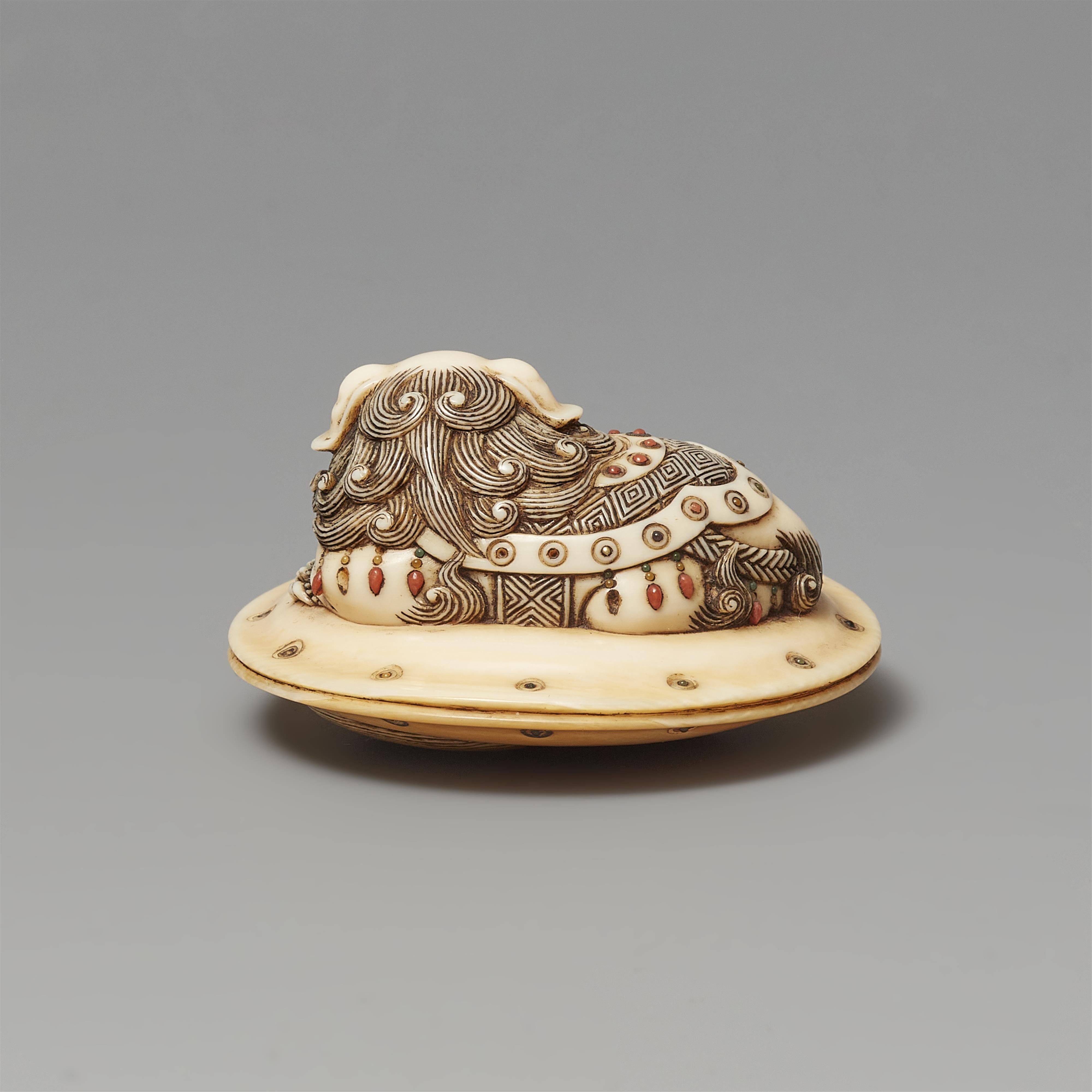 An ivory netsuke of a caparisoned shishi on a cushion. Mid-19th century - image-3