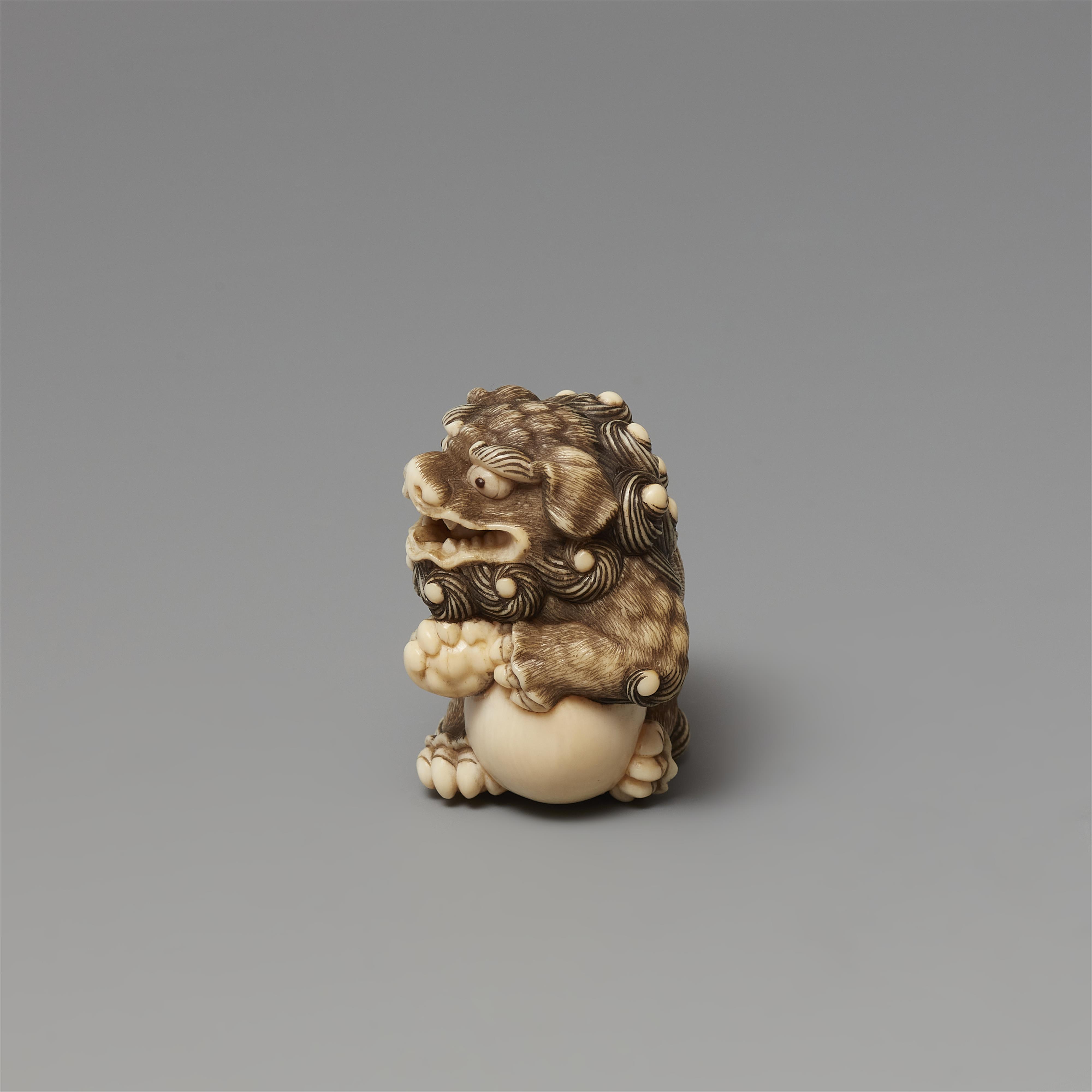 Netsuke eines Shishi mit Ball. Elfenbein. 1. Hälfte 19. Jh. - image-2