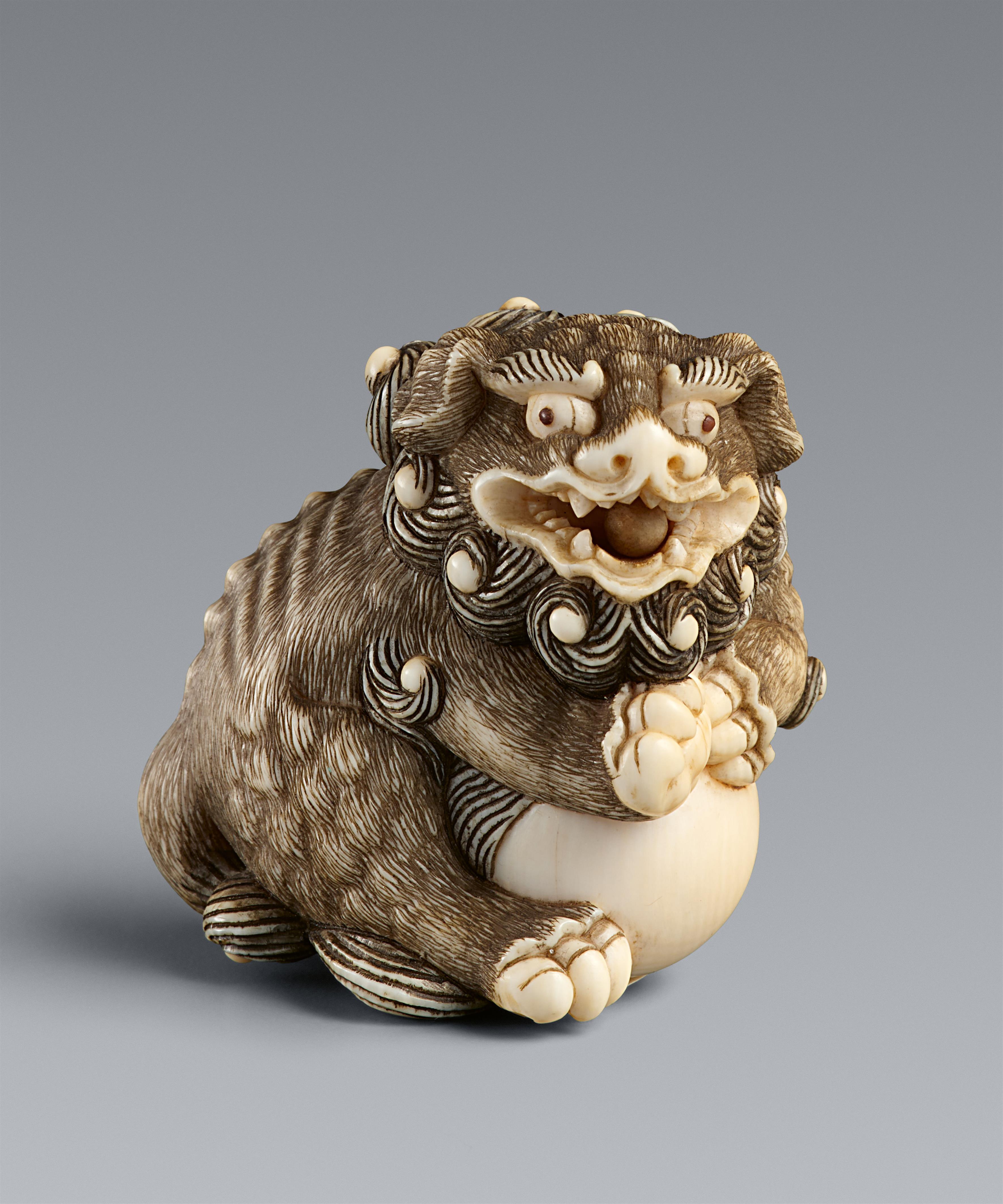 An ivory netsuke of a shishi with a ball. First half 19th century - image-1