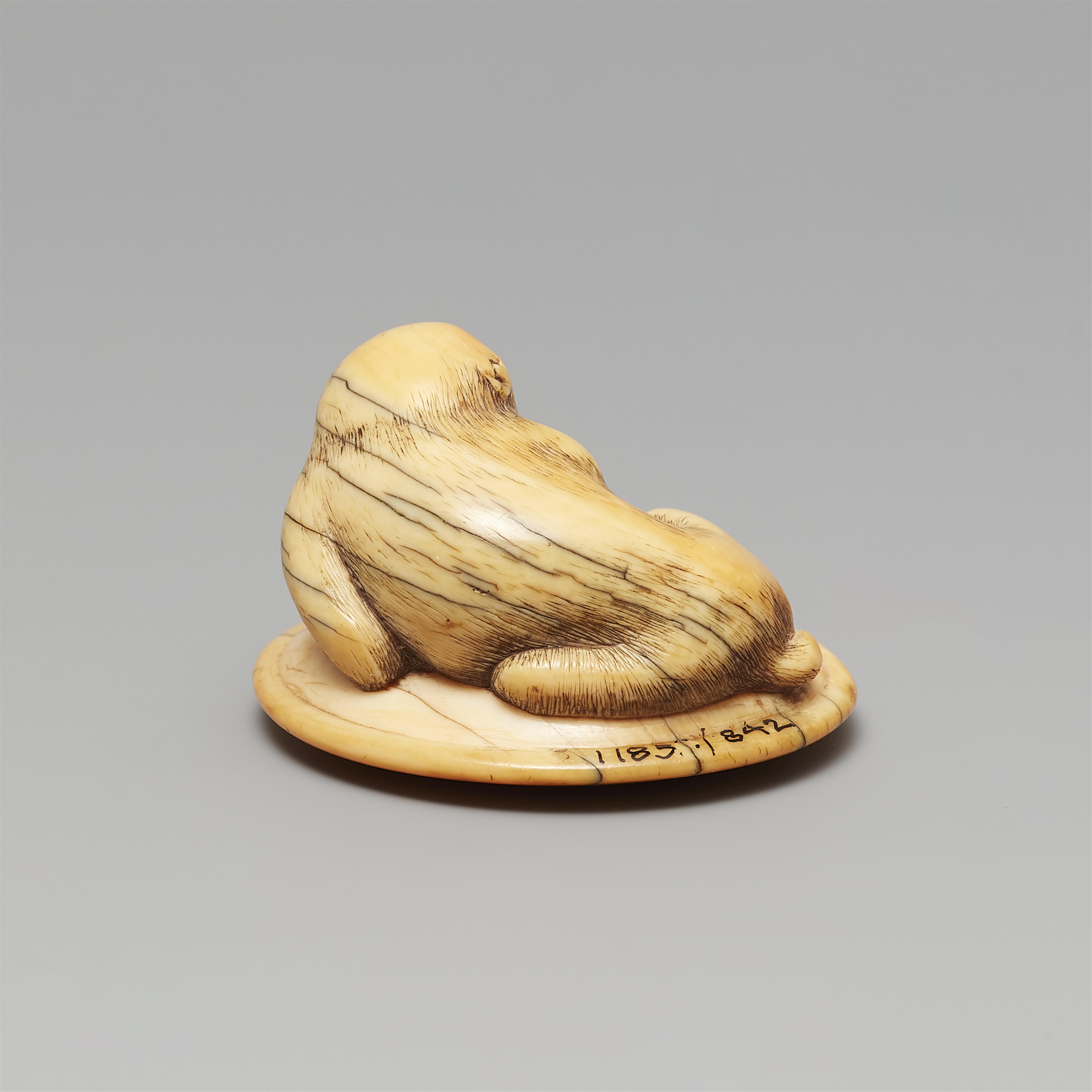 Netsuke eines Affens auf einem Kissen (zabuton). Elfenbein. 18. Jh. - image-4