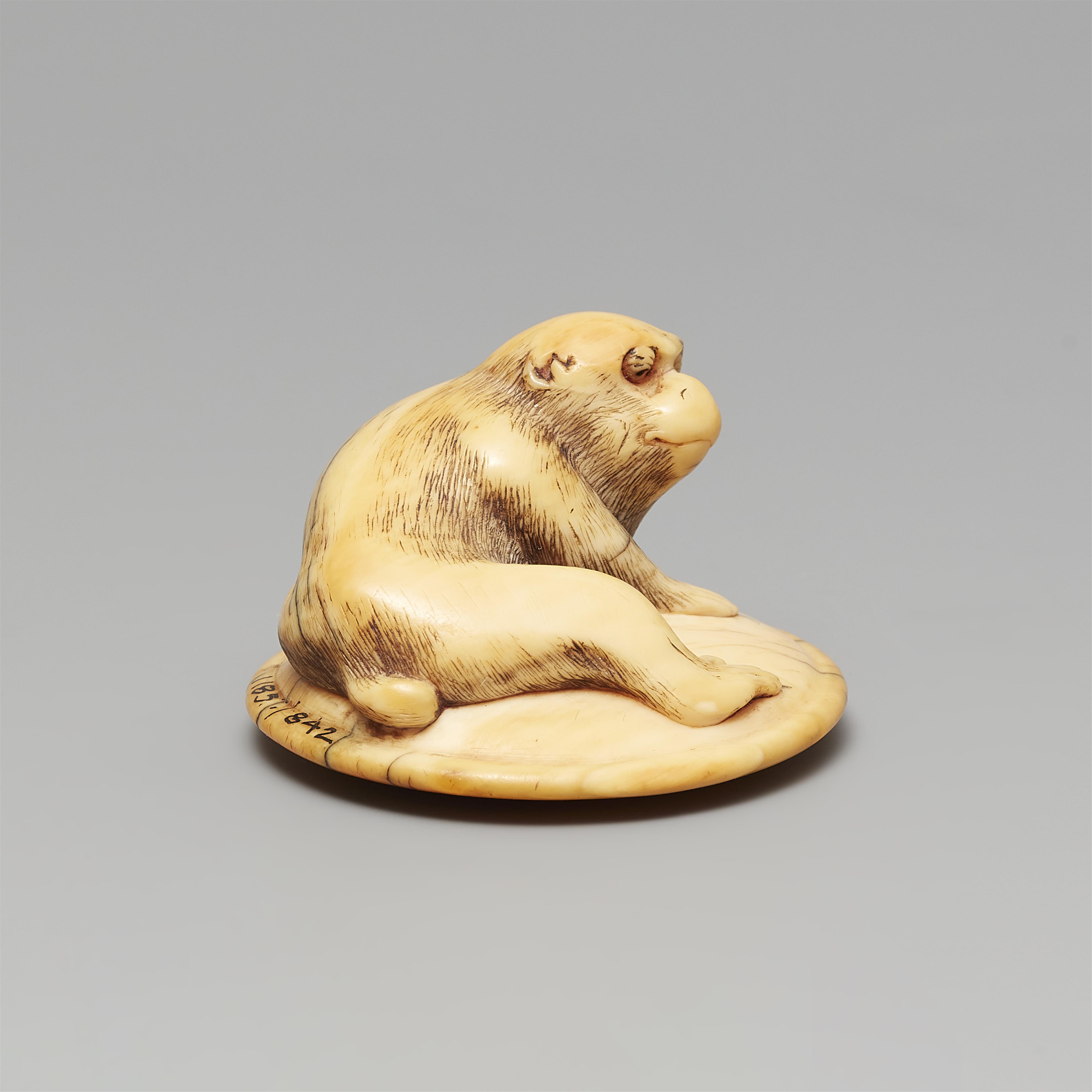 Netsuke eines Affens auf einem Kissen (zabuton). Elfenbein. 18. Jh. - image-5