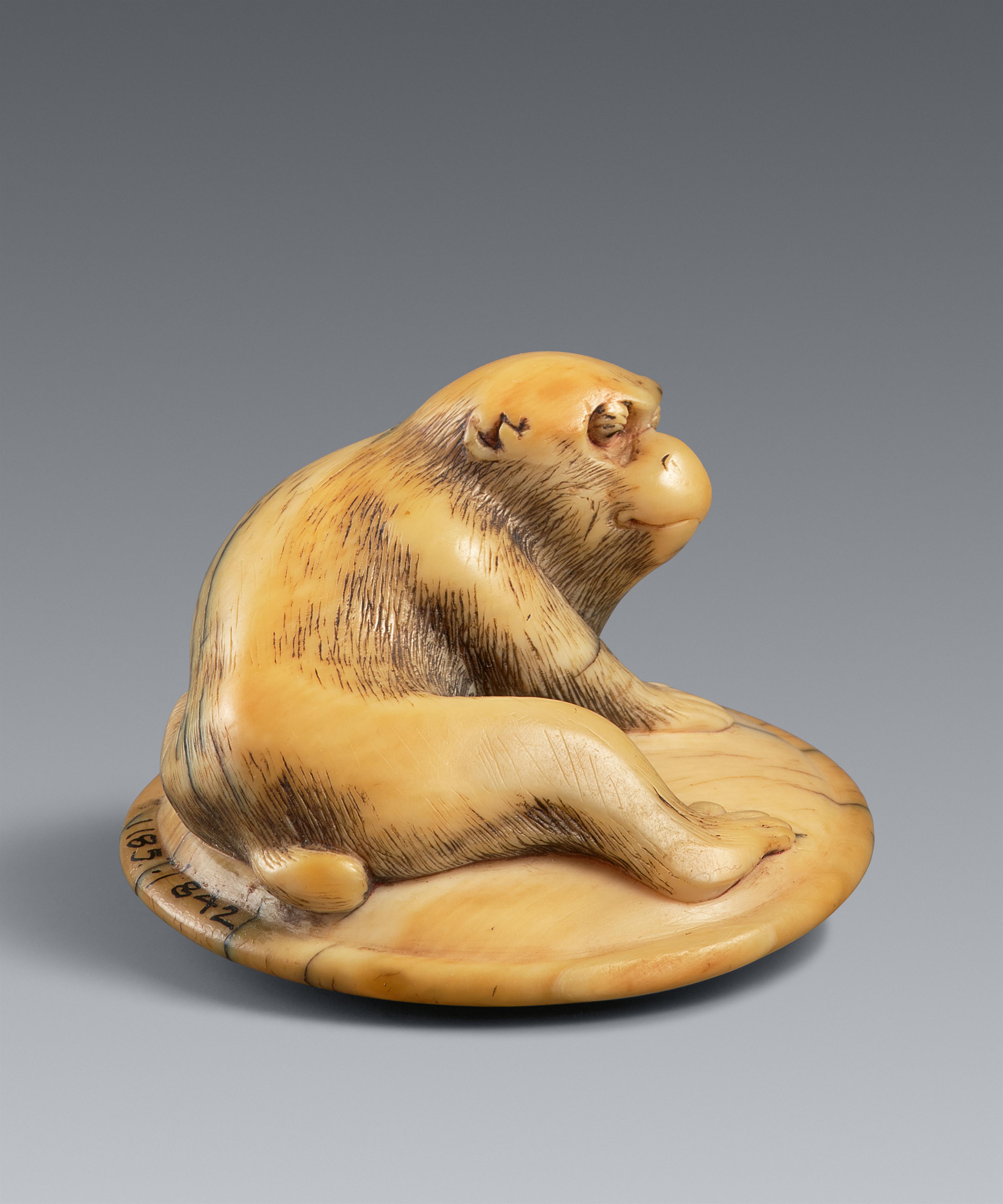 Netsuke eines Affens auf einem Kissen (zabuton). Elfenbein. 18. Jh. - image-1