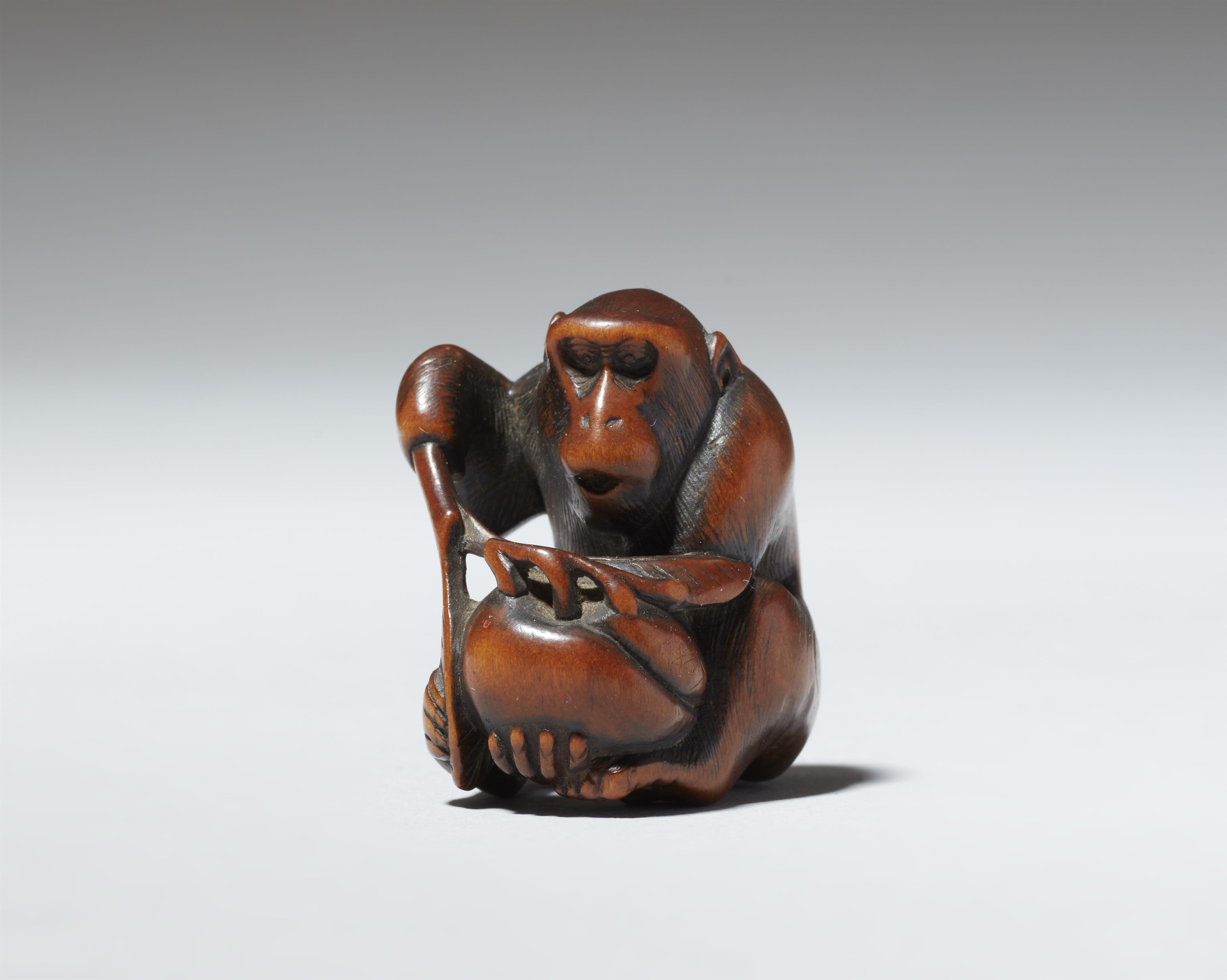 A Kyoto boxwood netsuke of a monkey with a peach by Mitsuhide. Early 19th century - image-2