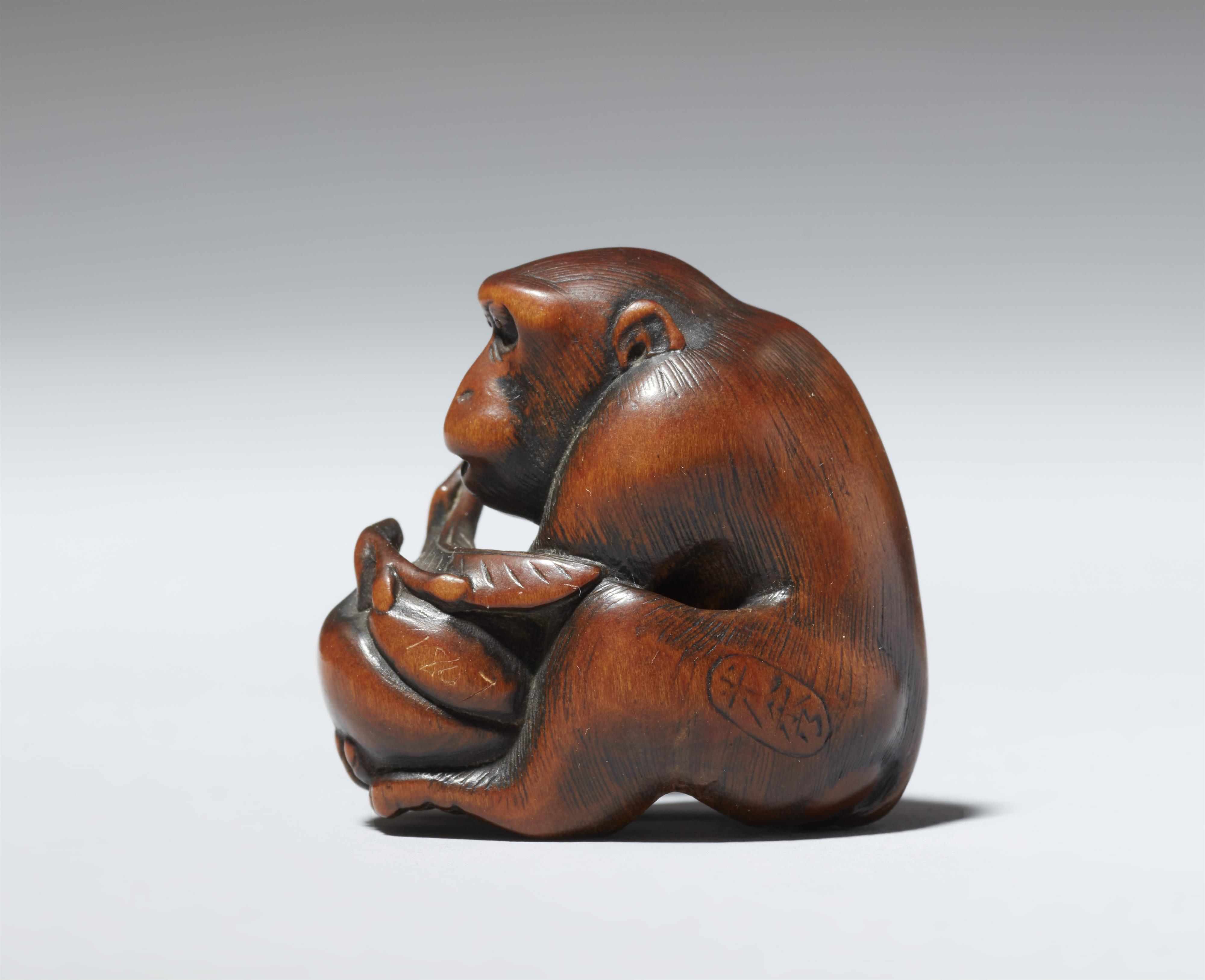 Netsuke eines Affens mit Pfirsich. Buchsbaum. Kyoto. Frühes 19. Jh. - image-3