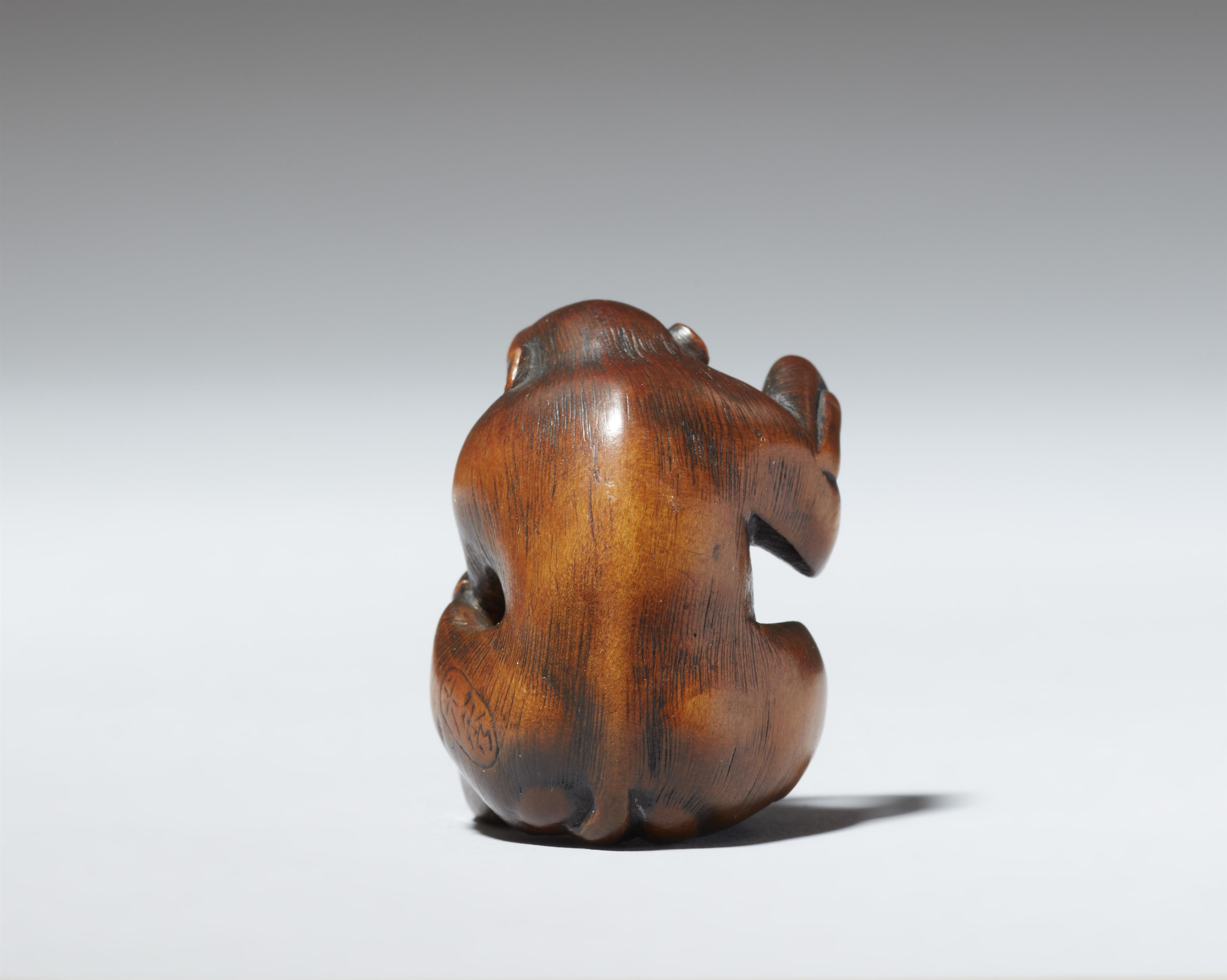 A Kyoto boxwood netsuke of a monkey with a peach by Mitsuhide. Early 19th century - image-4