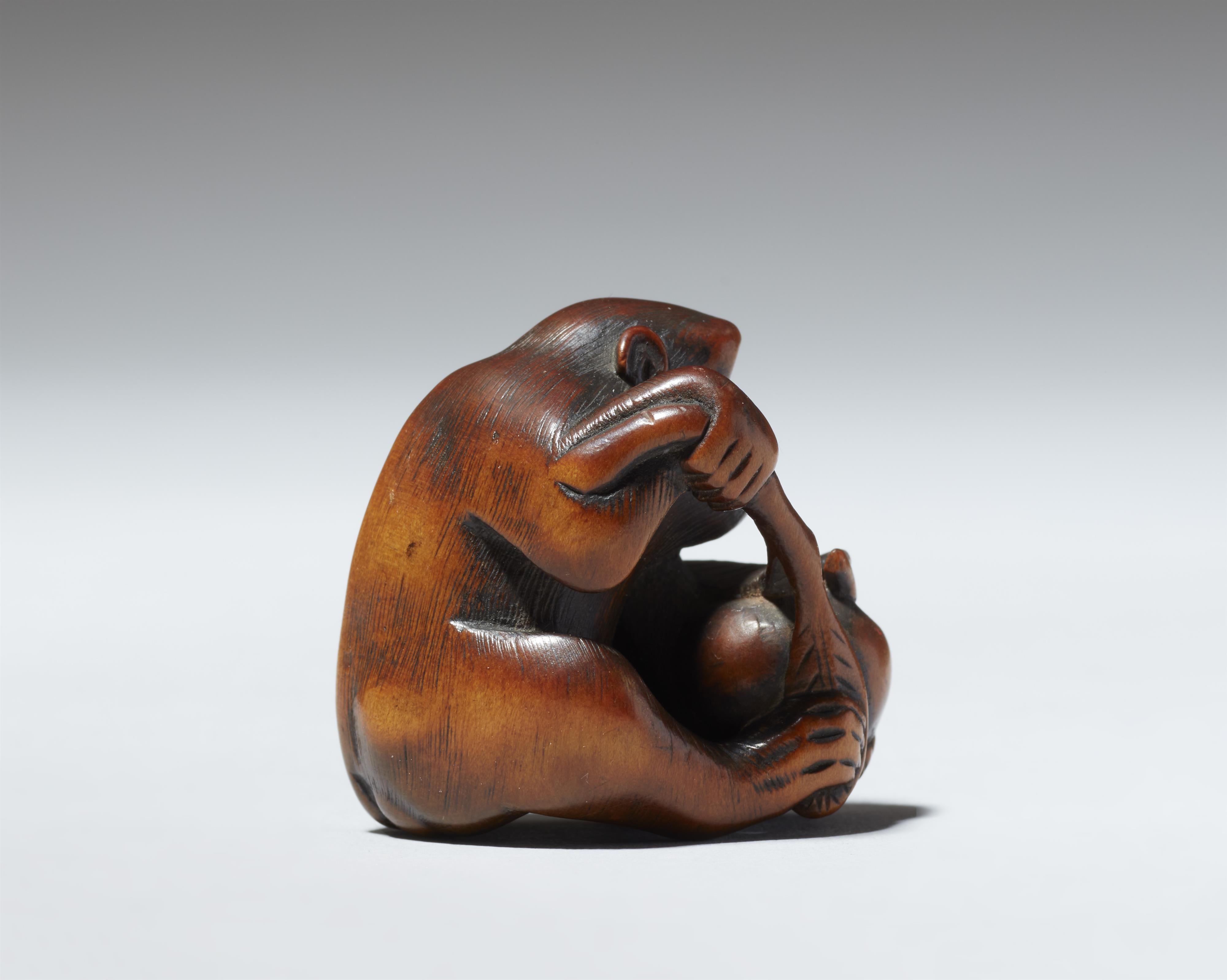 A Kyoto boxwood netsuke of a monkey with a peach by Mitsuhide. Early 19th century - image-5