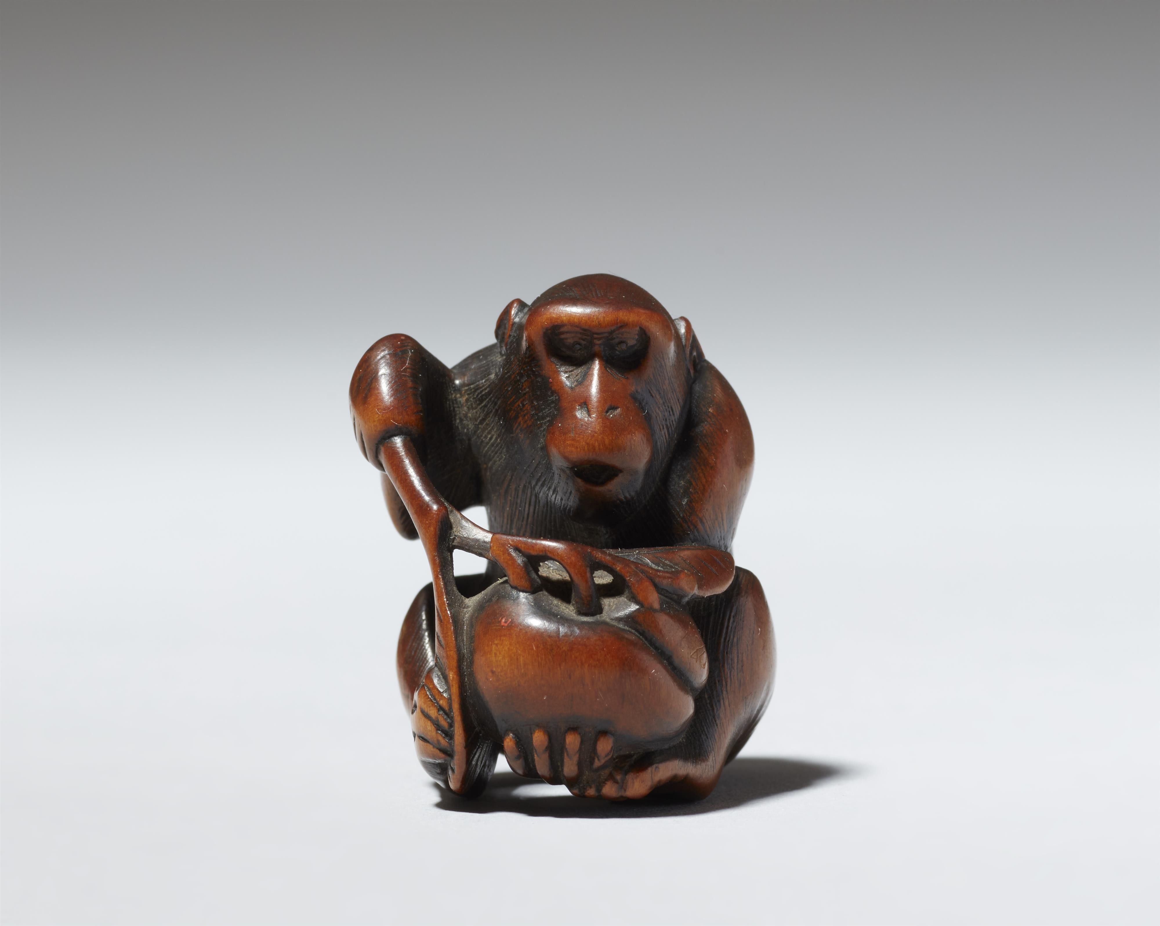 A Kyoto boxwood netsuke of a monkey with a peach by Mitsuhide. Early 19th century - image-6