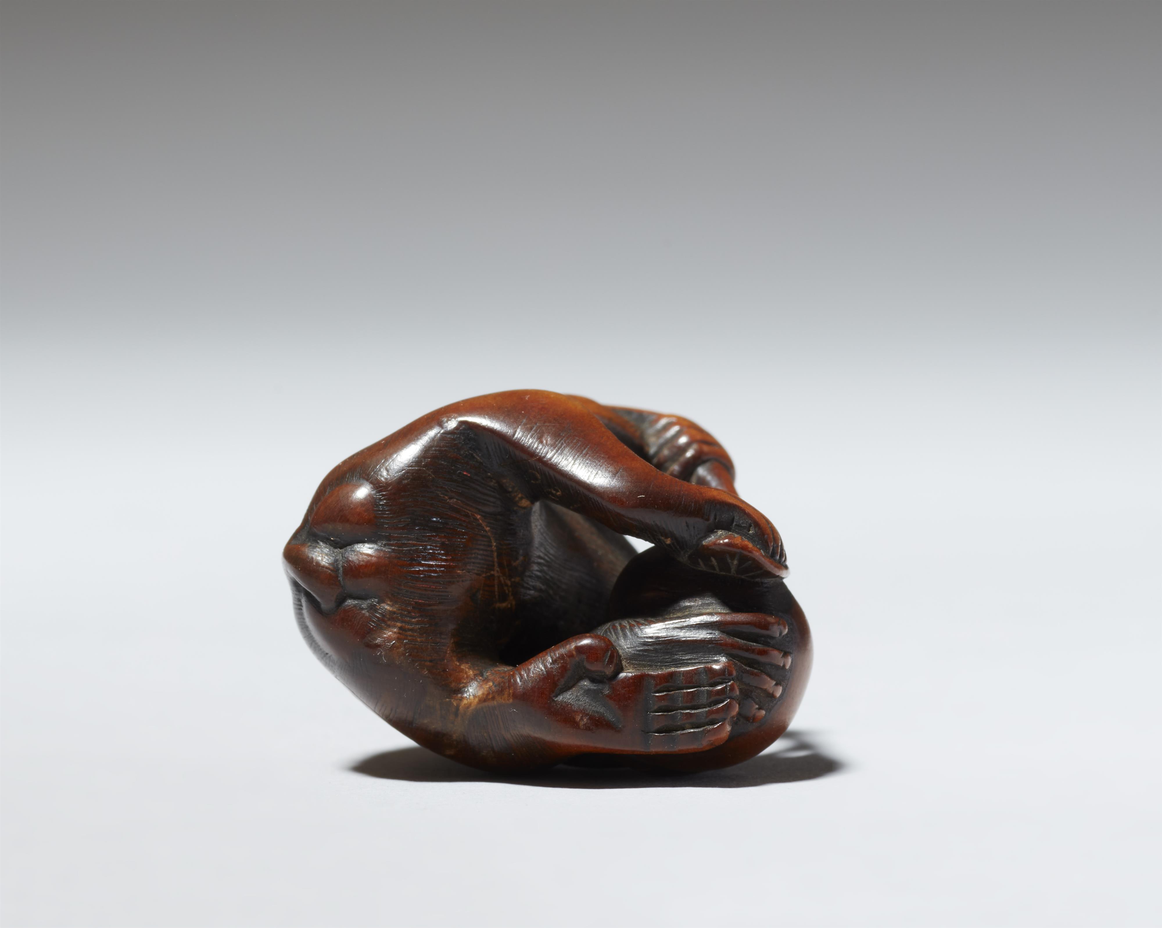 A Kyoto boxwood netsuke of a monkey with a peach by Mitsuhide. Early 19th century - image-7