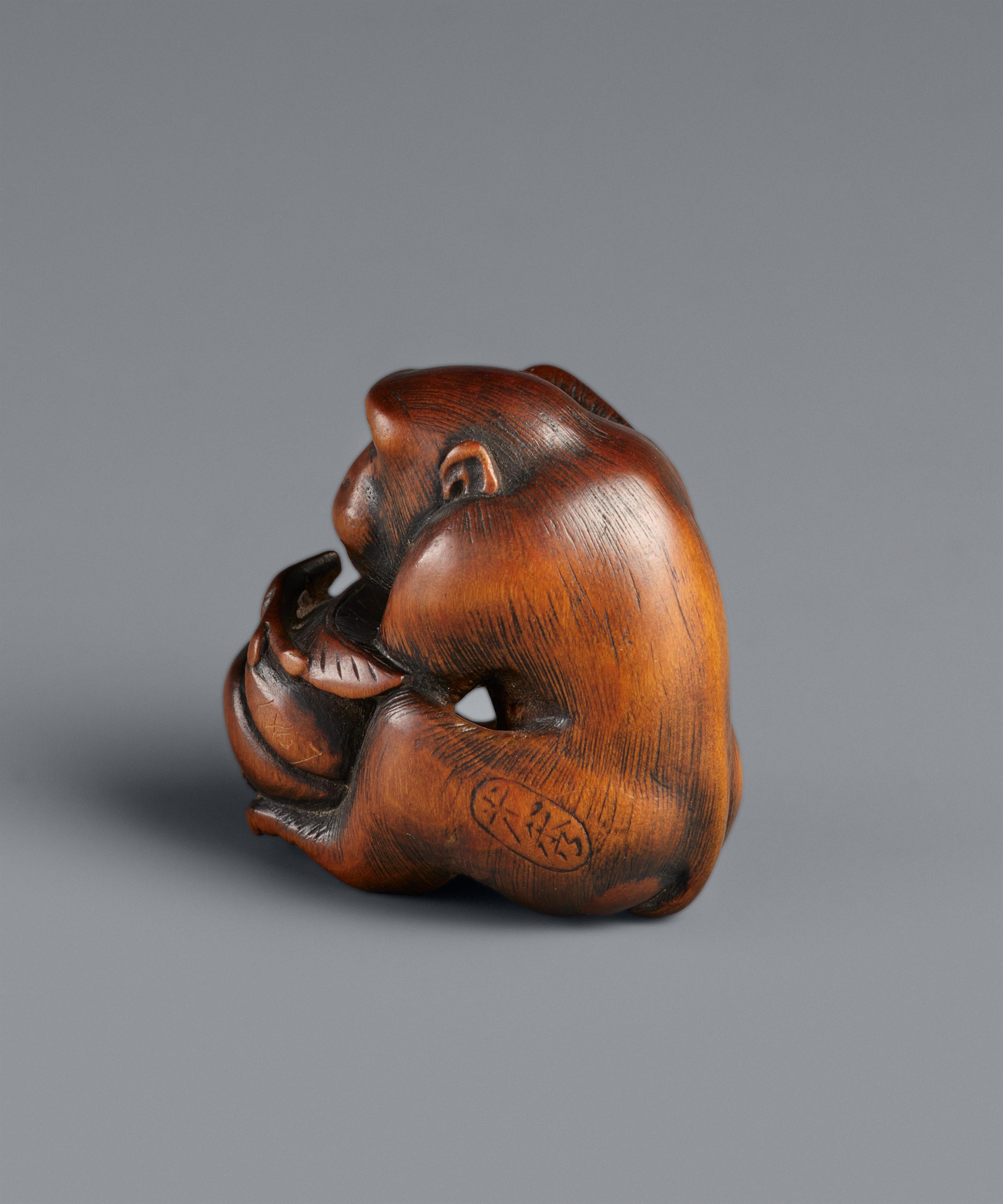 A Kyoto boxwood netsuke of a monkey with a peach by Mitsuhide. Early 19th century - image-8