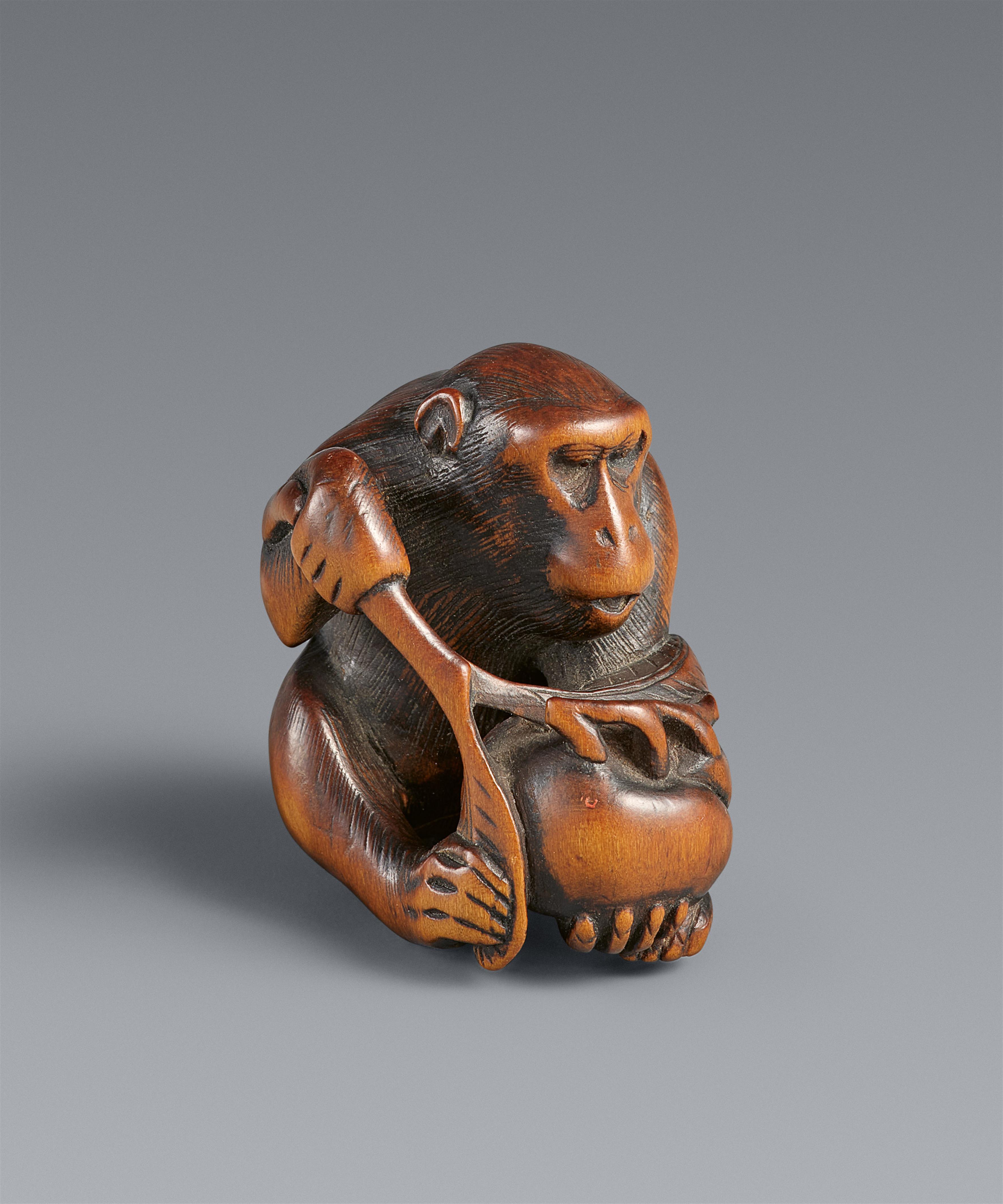 Netsuke eines Affens mit Pfirsich. Buchsbaum. Kyoto. Frühes 19. Jh. - image-1