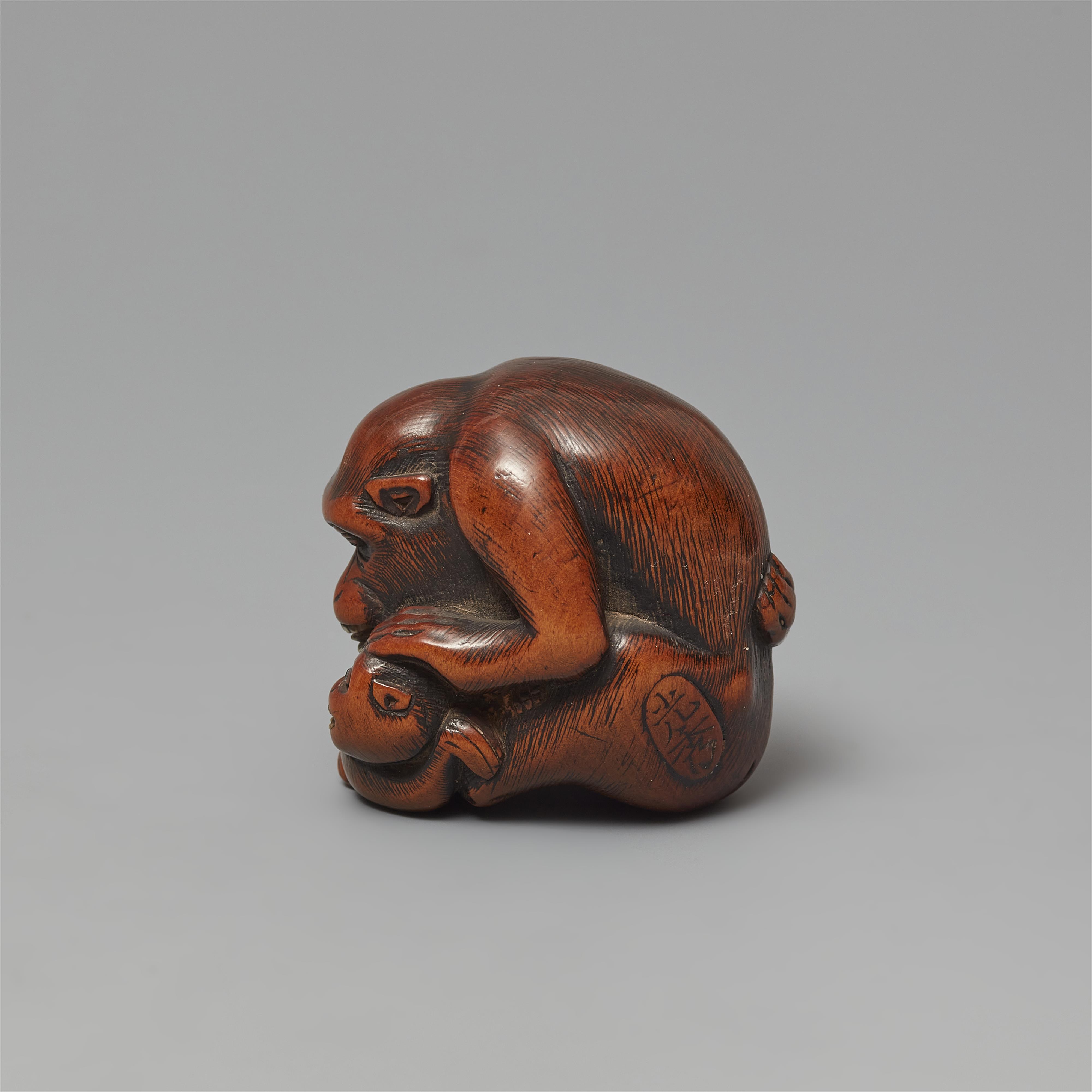 A Kyoto boxwood netsuke of two monkeys by Mitsuhide. Early 19th century - image-2