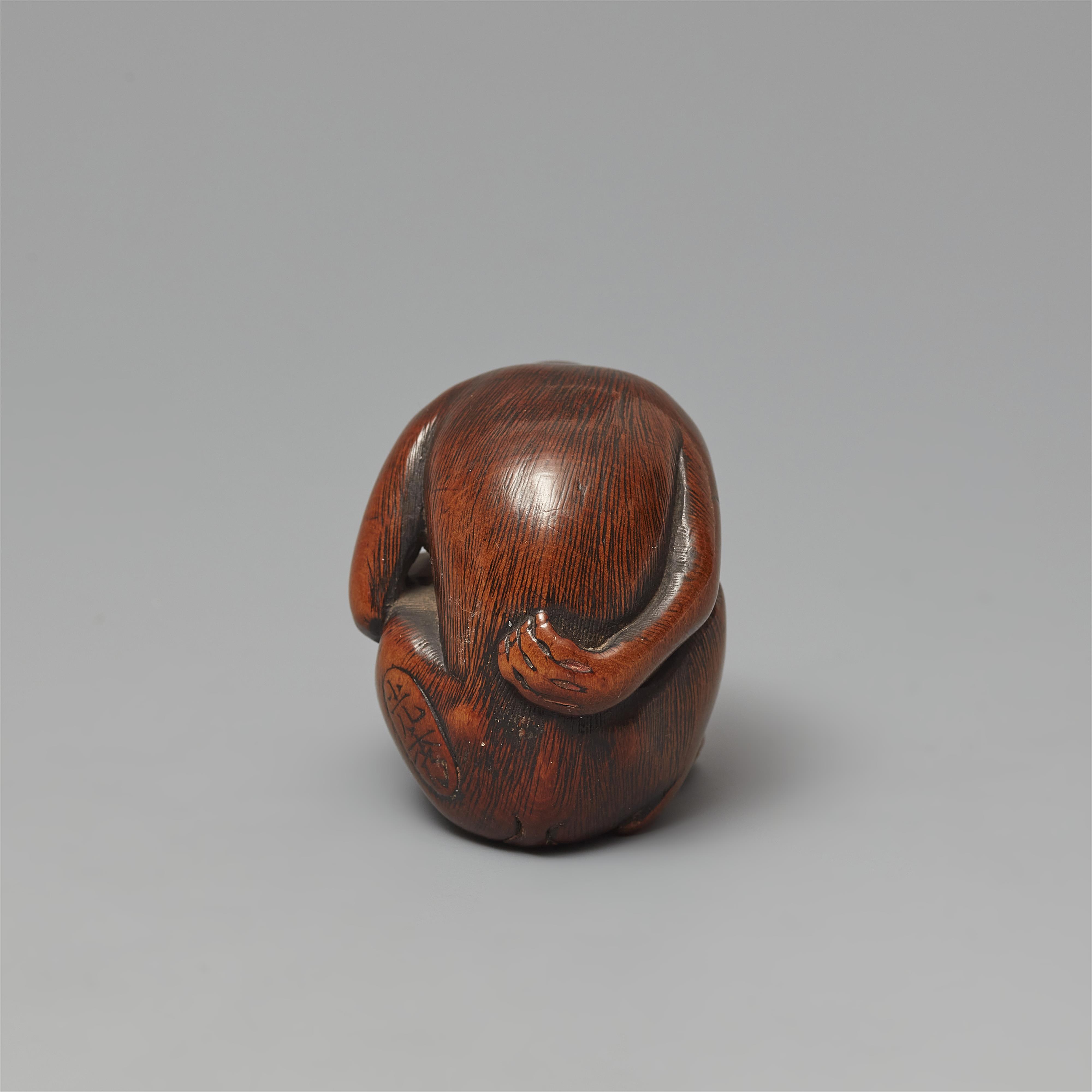 A Kyoto boxwood netsuke of two monkeys by Mitsuhide. Early 19th century - image-3