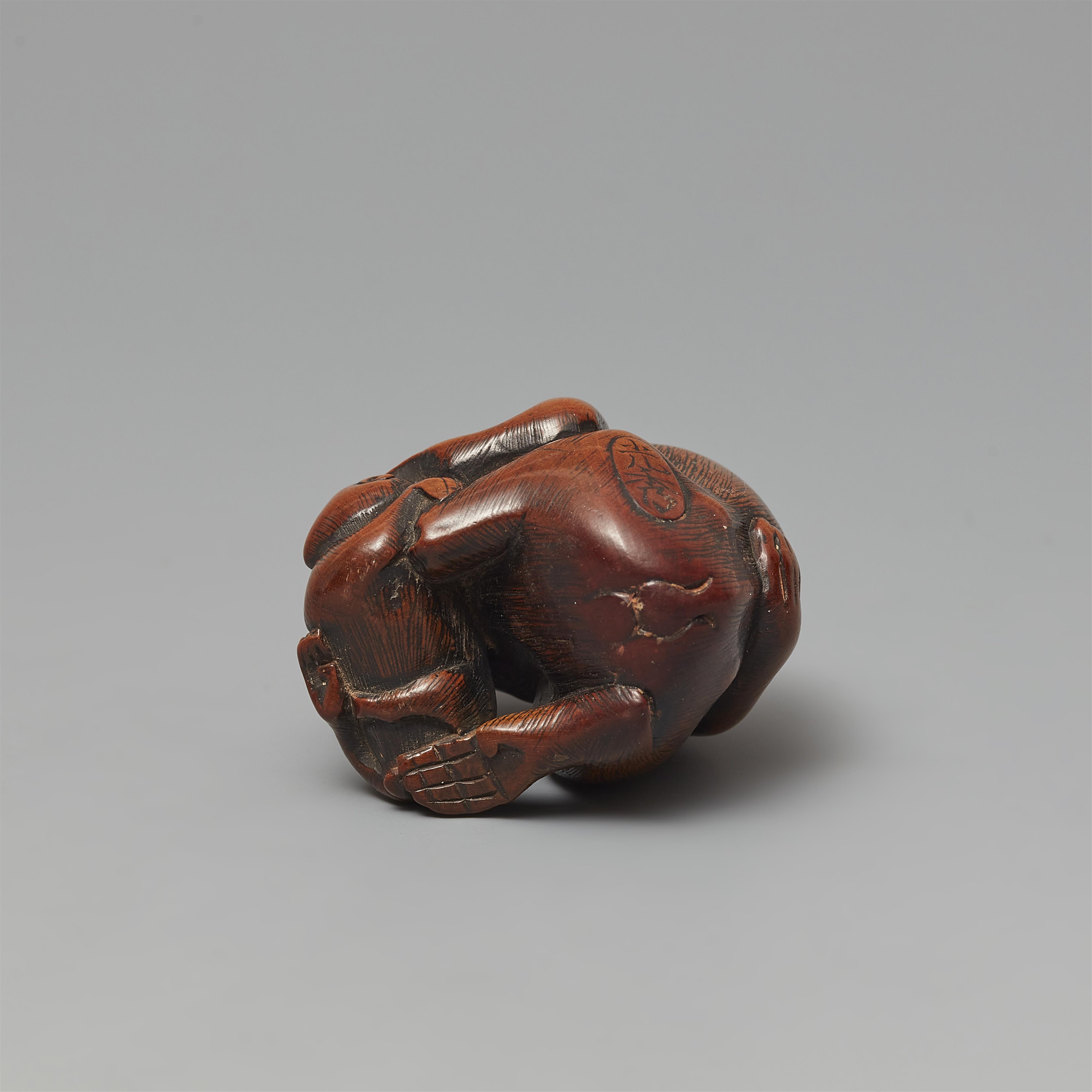 A Kyoto boxwood netsuke of two monkeys by Mitsuhide. Early 19th century - image-6