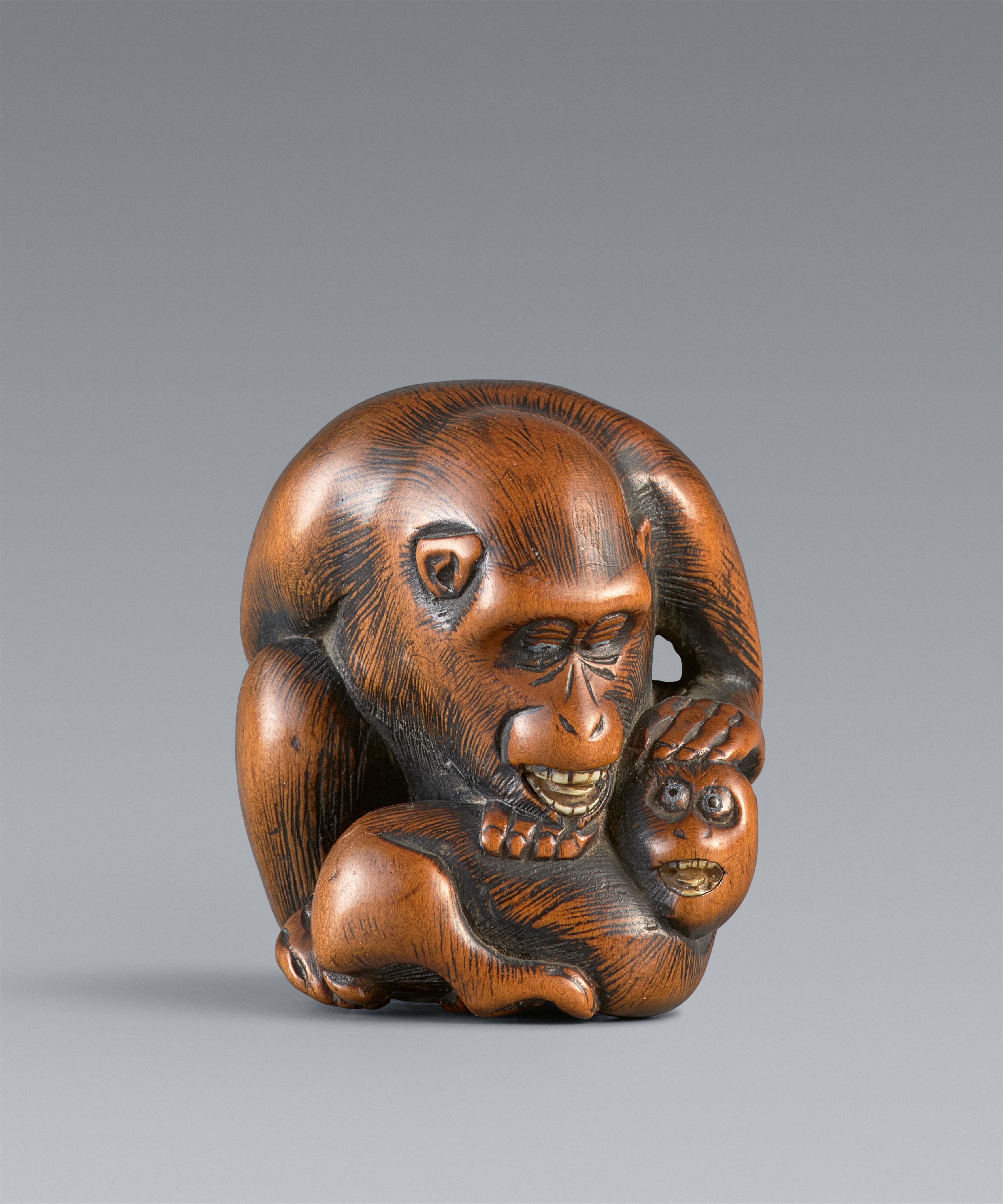 A Kyoto boxwood netsuke of two monkeys by Mitsuhide. Early 19th century - image-1