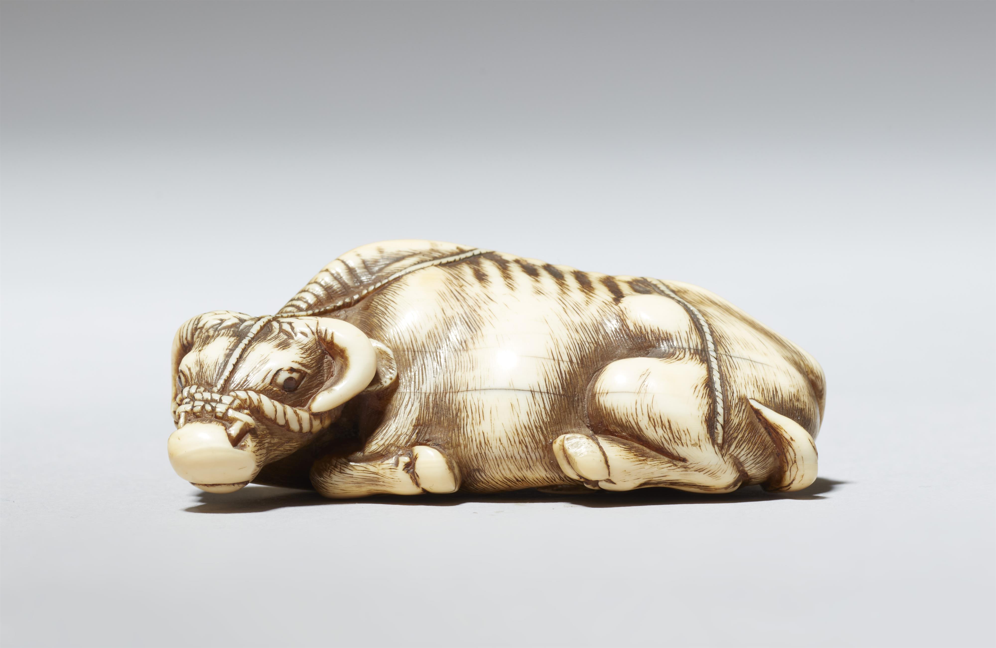 A Kyoto ivory netsuke of a reclining ox. Late 18th century - image-2