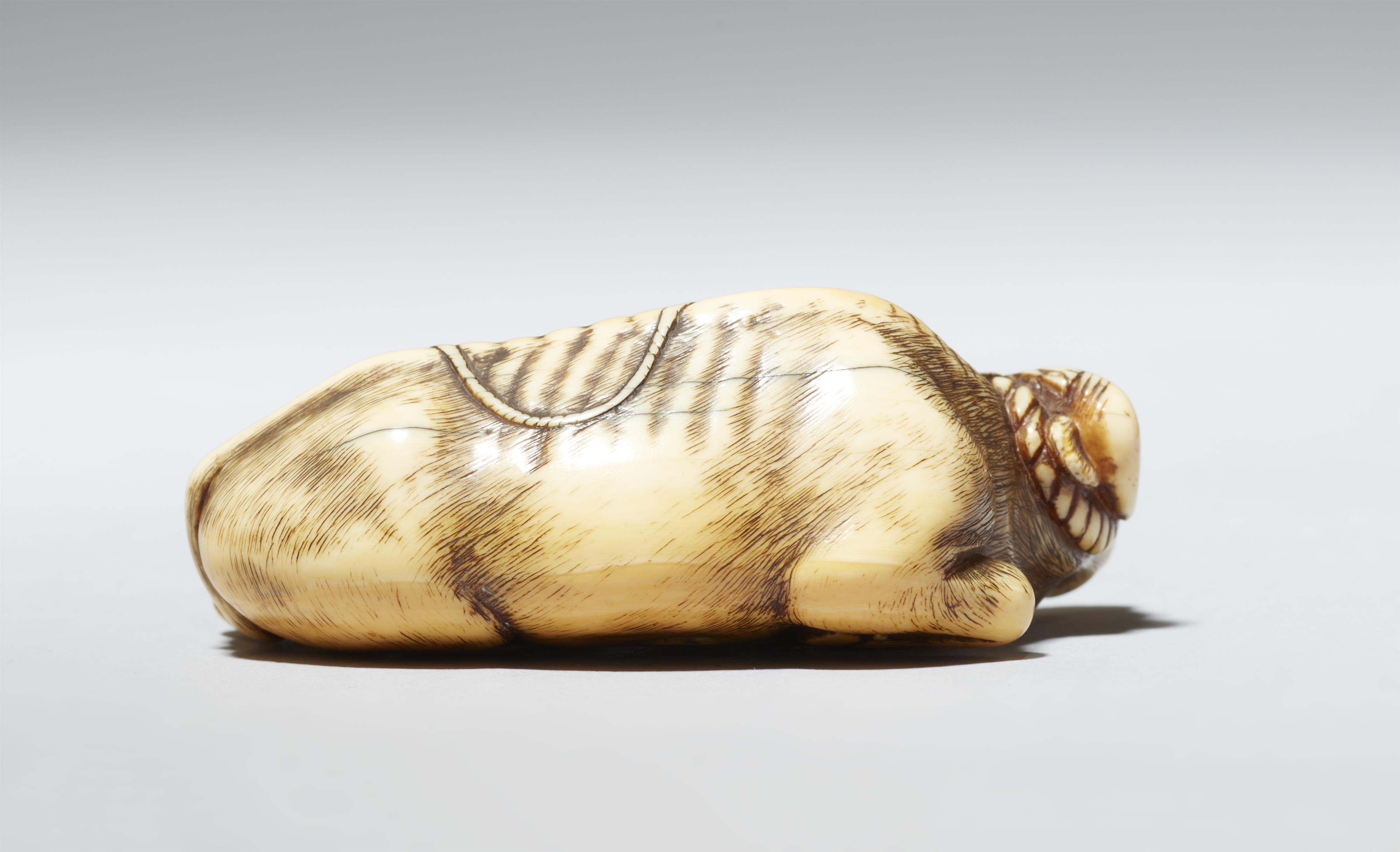 A Kyoto ivory netsuke of a reclining ox. Late 18th century - image-4