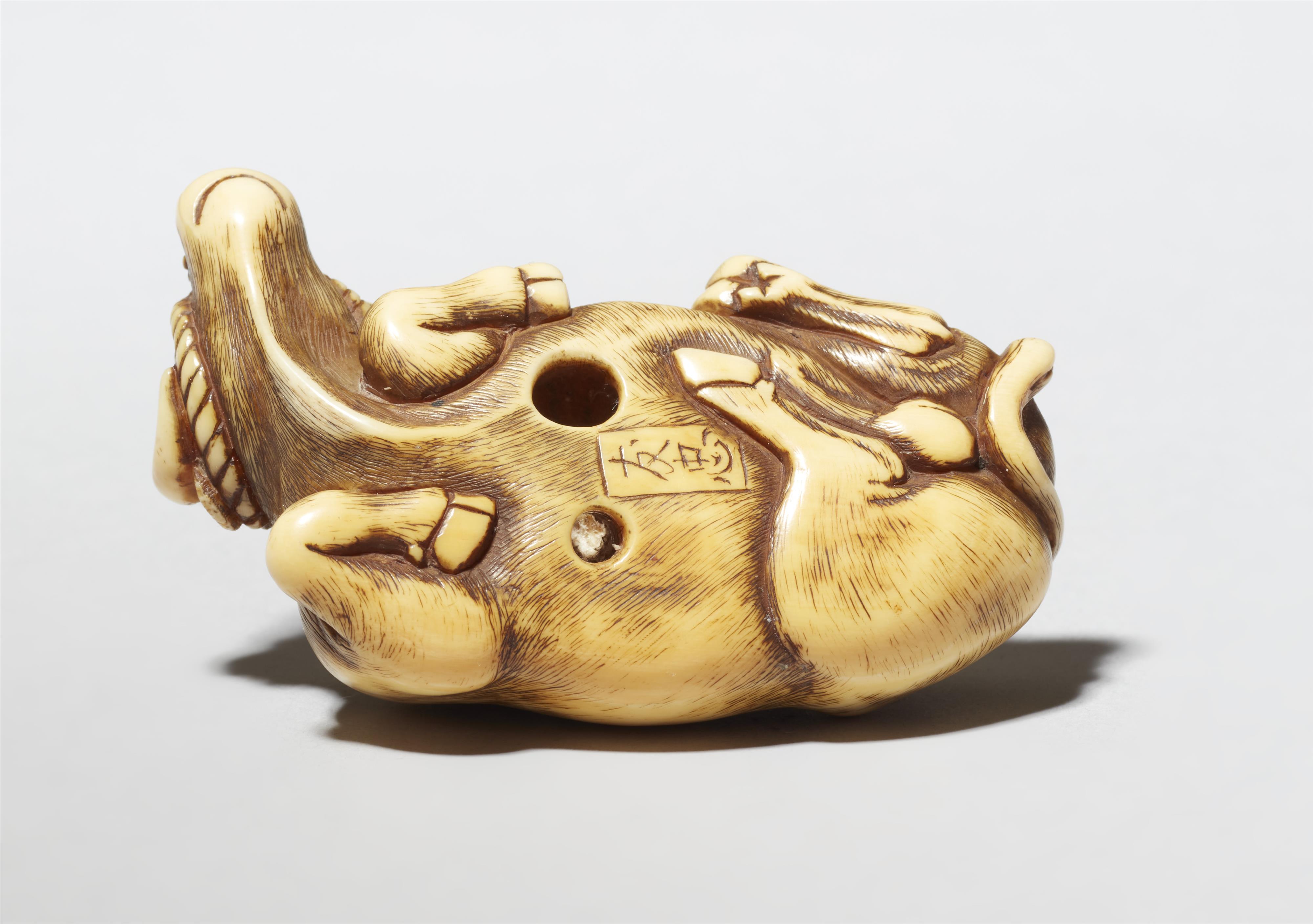 A Kyoto ivory netsuke of a reclining ox. Late 18th century - image-6