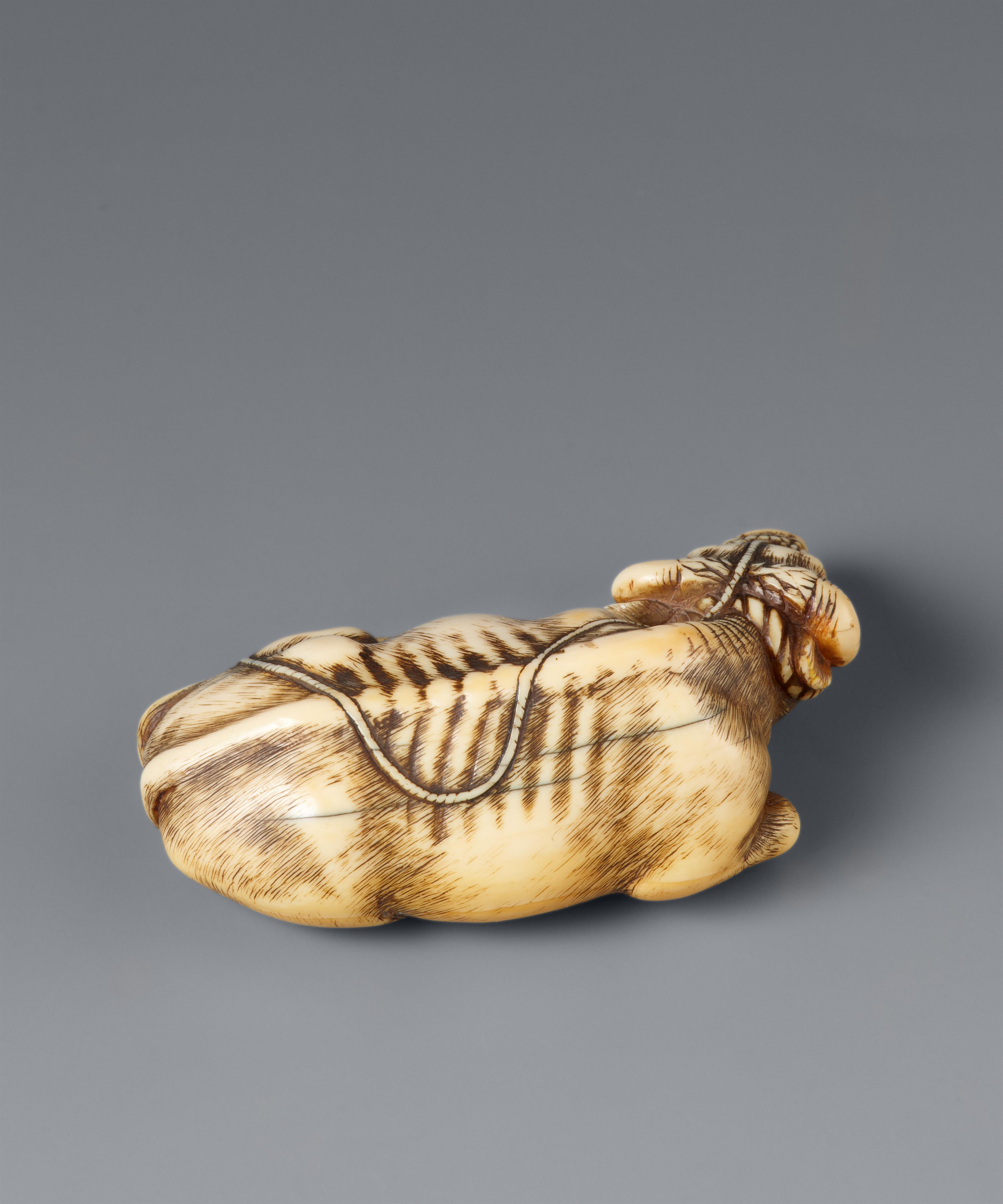 A Kyoto ivory netsuke of a reclining ox. Late 18th century - image-8