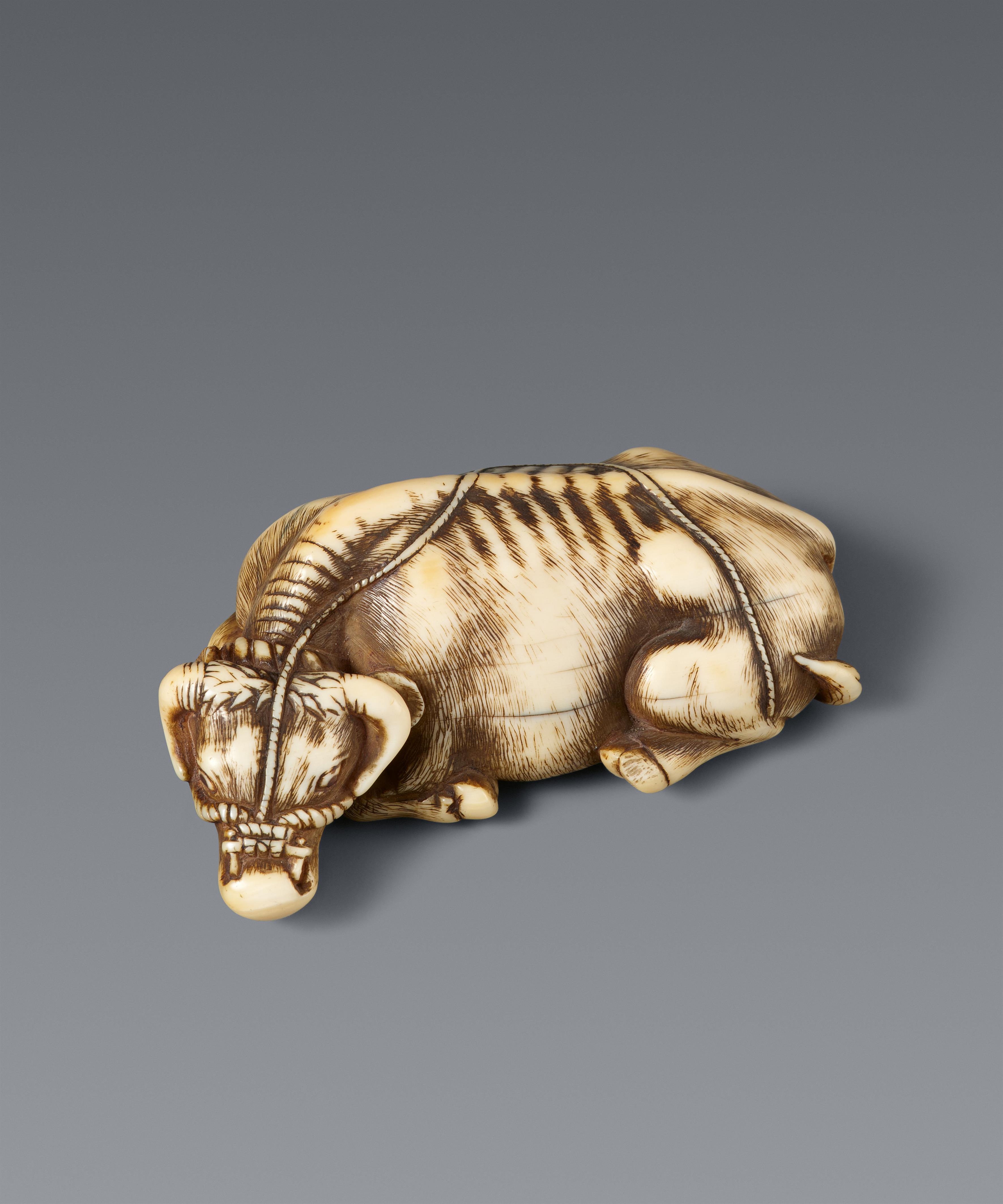 Netsuke eines liegenden Ochsens. Elfenbein. Kyoto. Spätes 18. Jh. - image-1