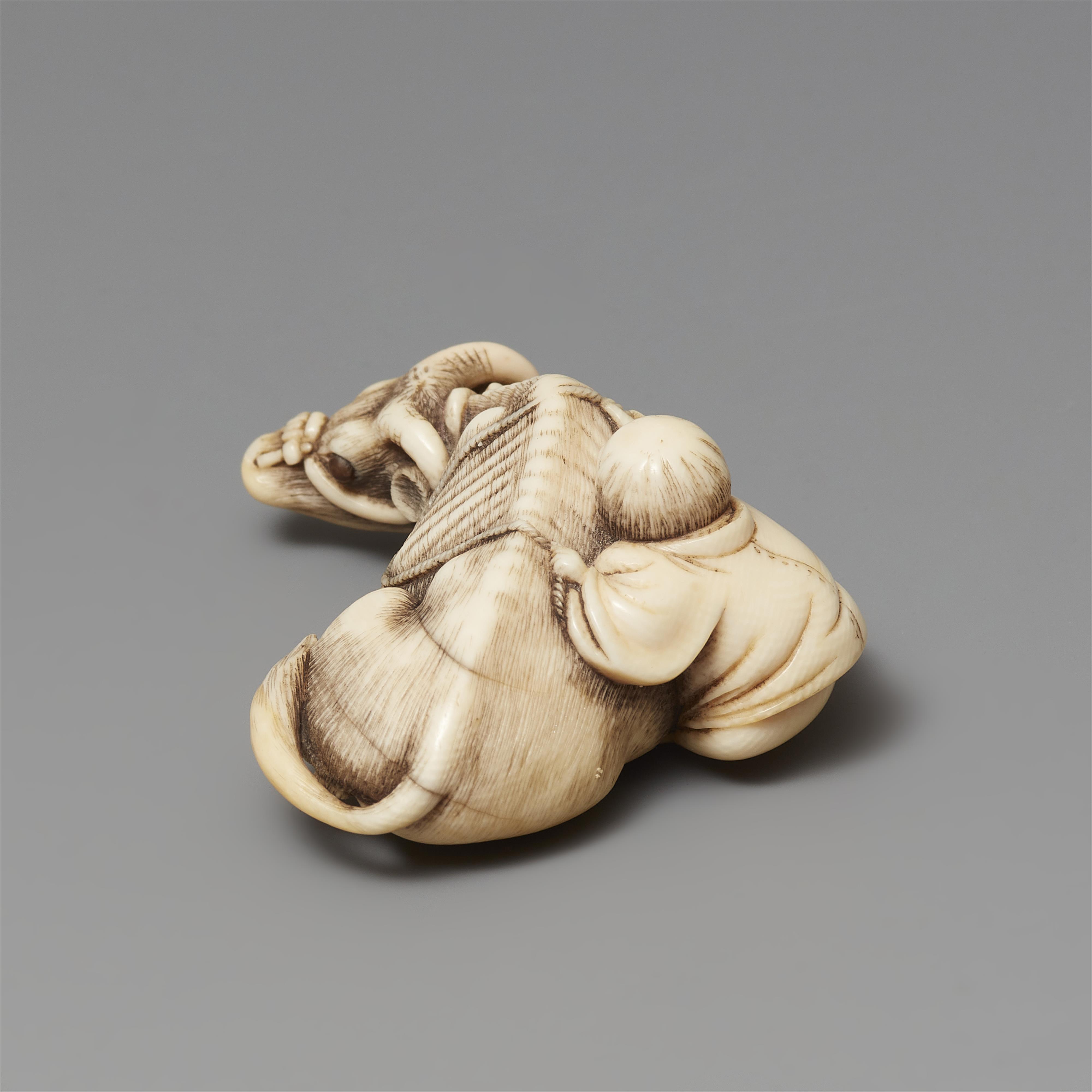 Netsuke eines liegenden Ochsens und Knabe. Elfenbein. Kyoto. Spätes 18. Jh. - image-2