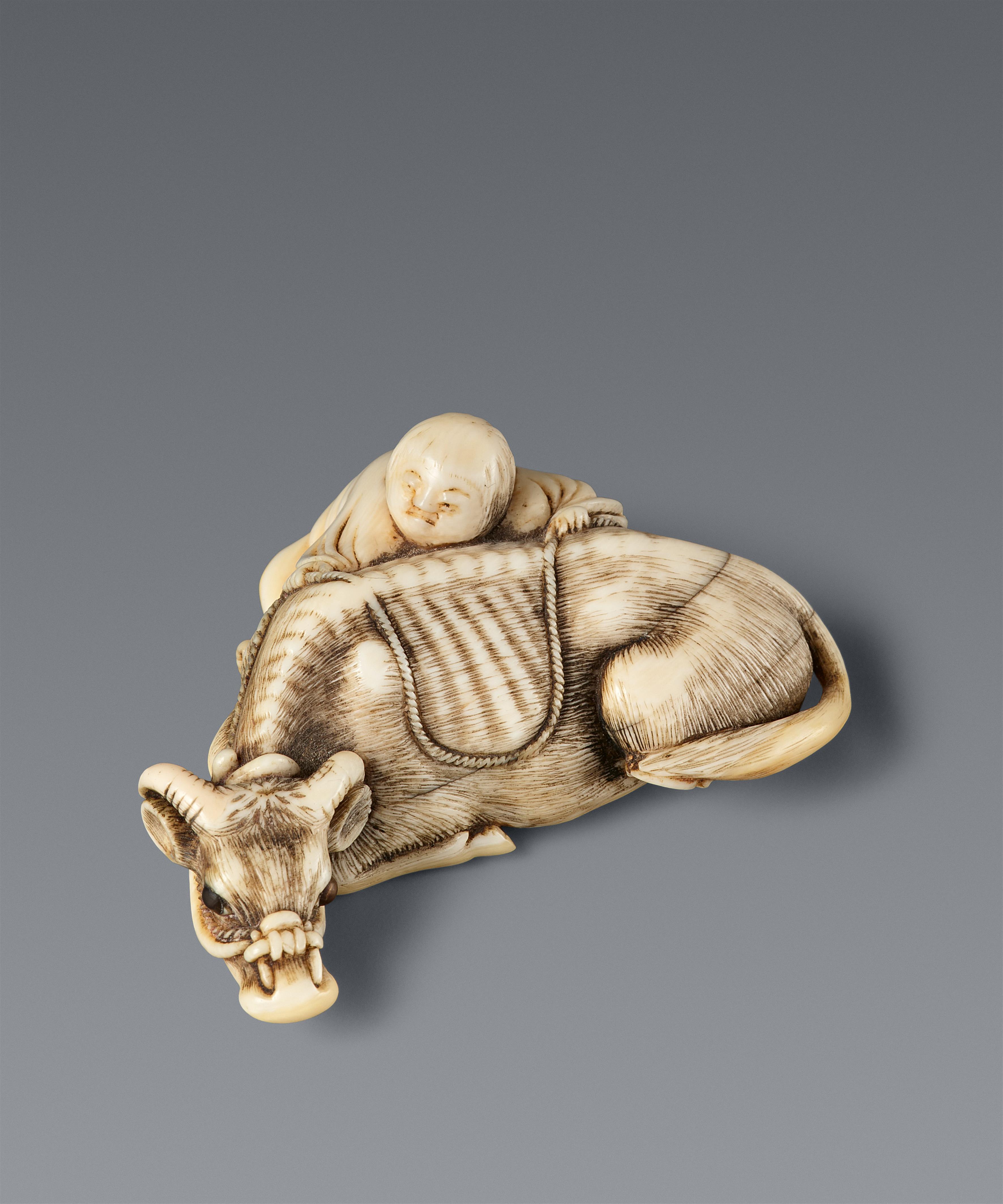 Netsuke eines liegenden Ochsens und Knabe. Elfenbein. Kyoto. Spätes 18. Jh. - image-1