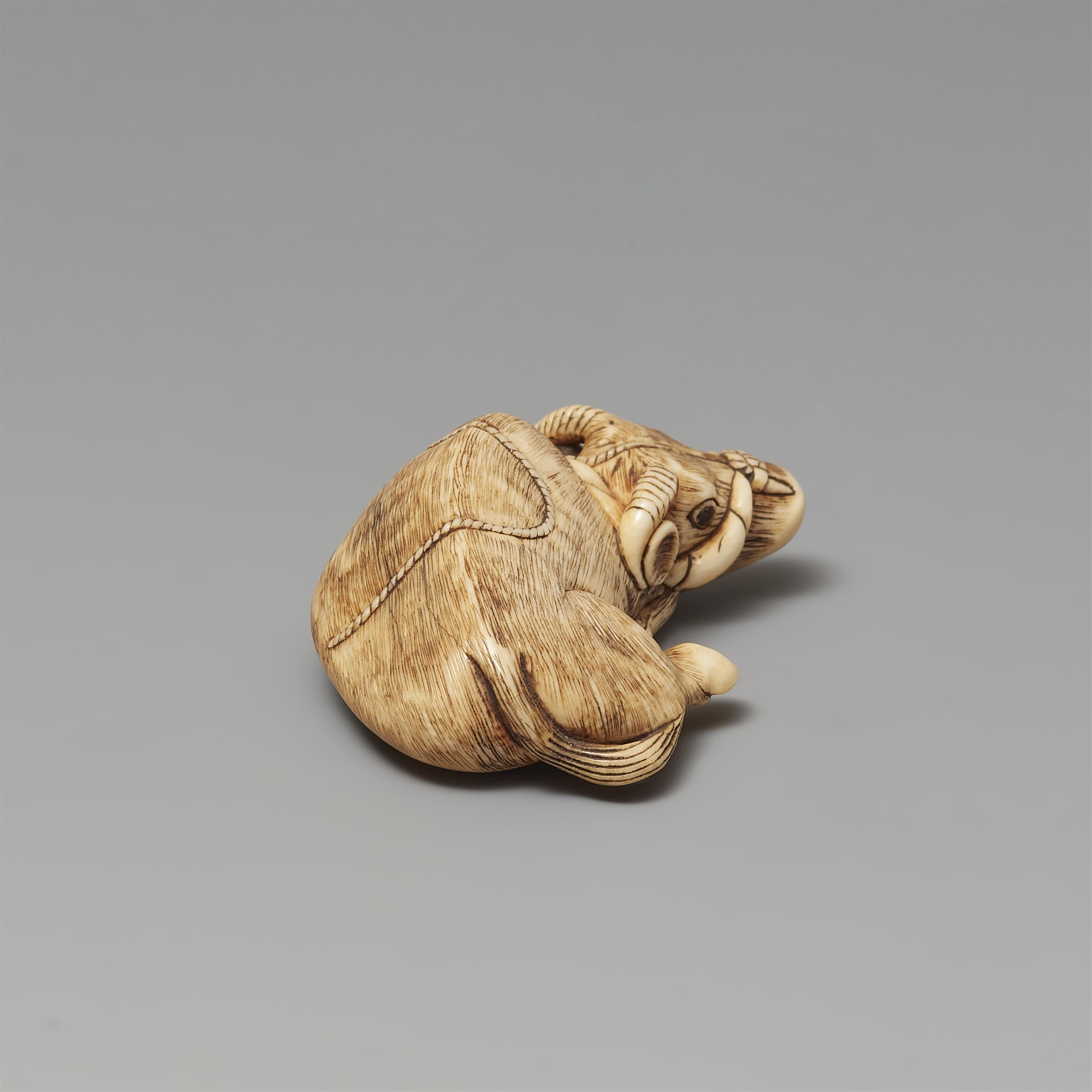 An ivory netsuke of a reclining ox in the manner of Tomotada. 19th century - image-2