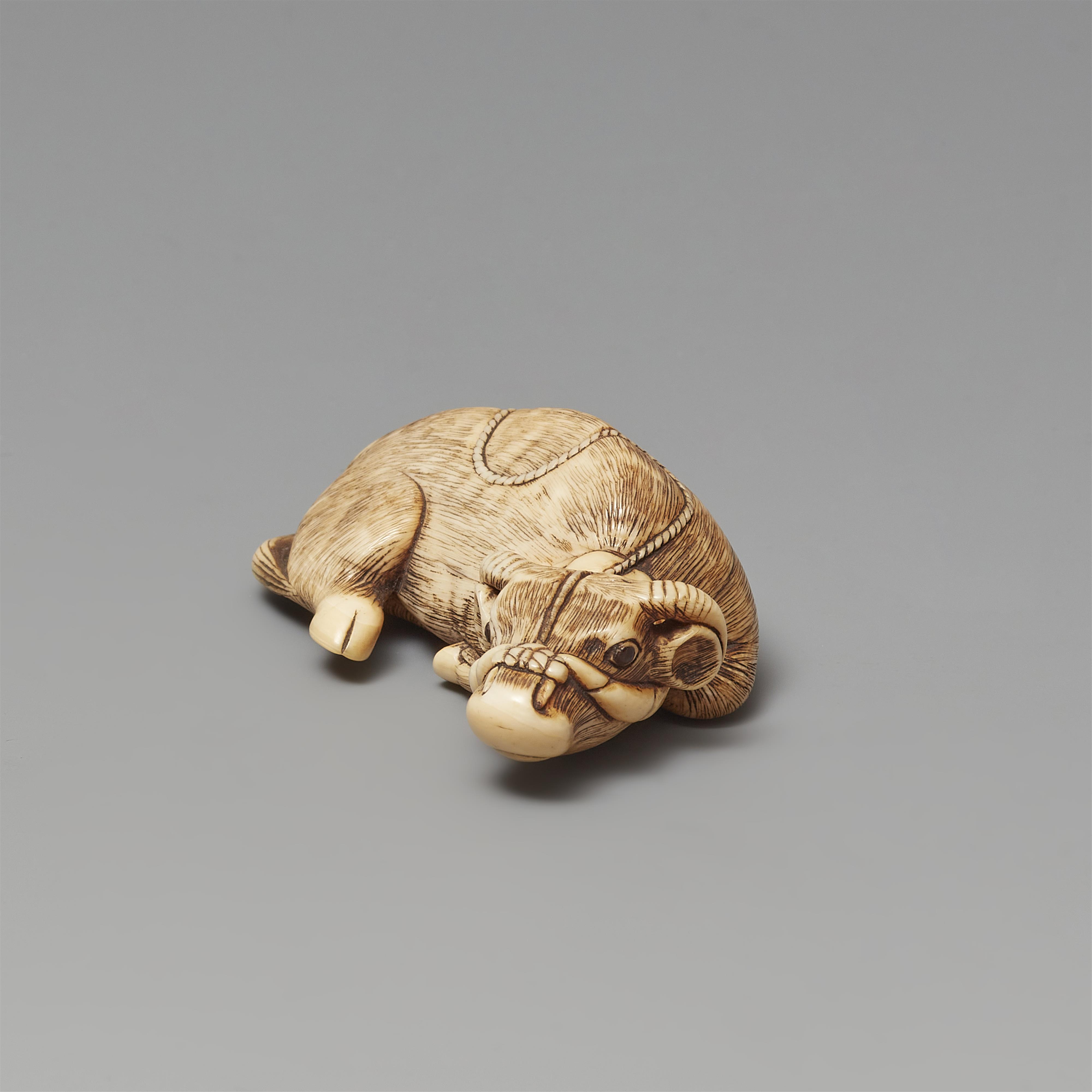 An ivory netsuke of a reclining ox in the manner of Tomotada. 19th century - image-4