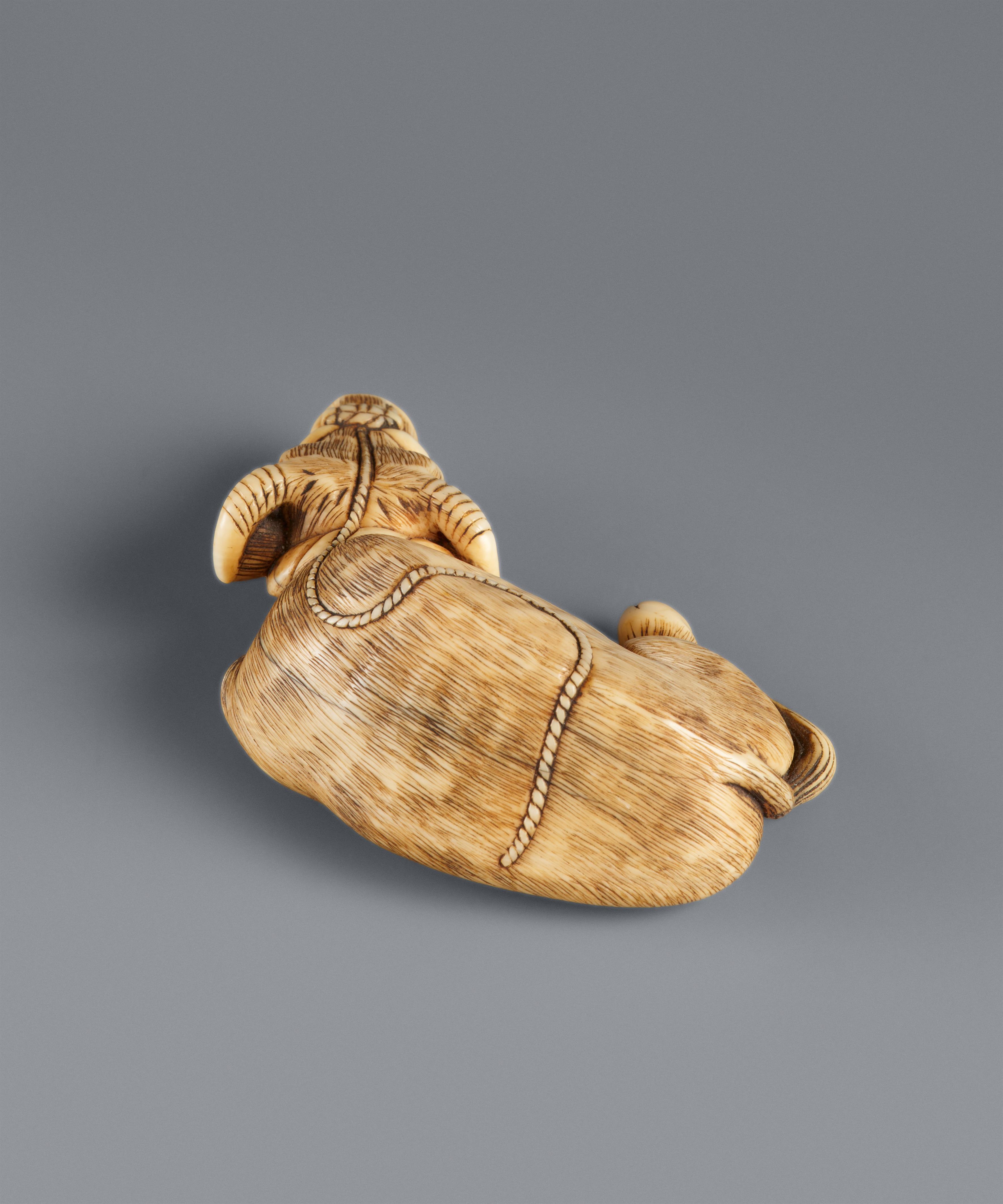 Netsuke eines liegenden Ochsens. Elfenbein. 19. Jh. - image-7