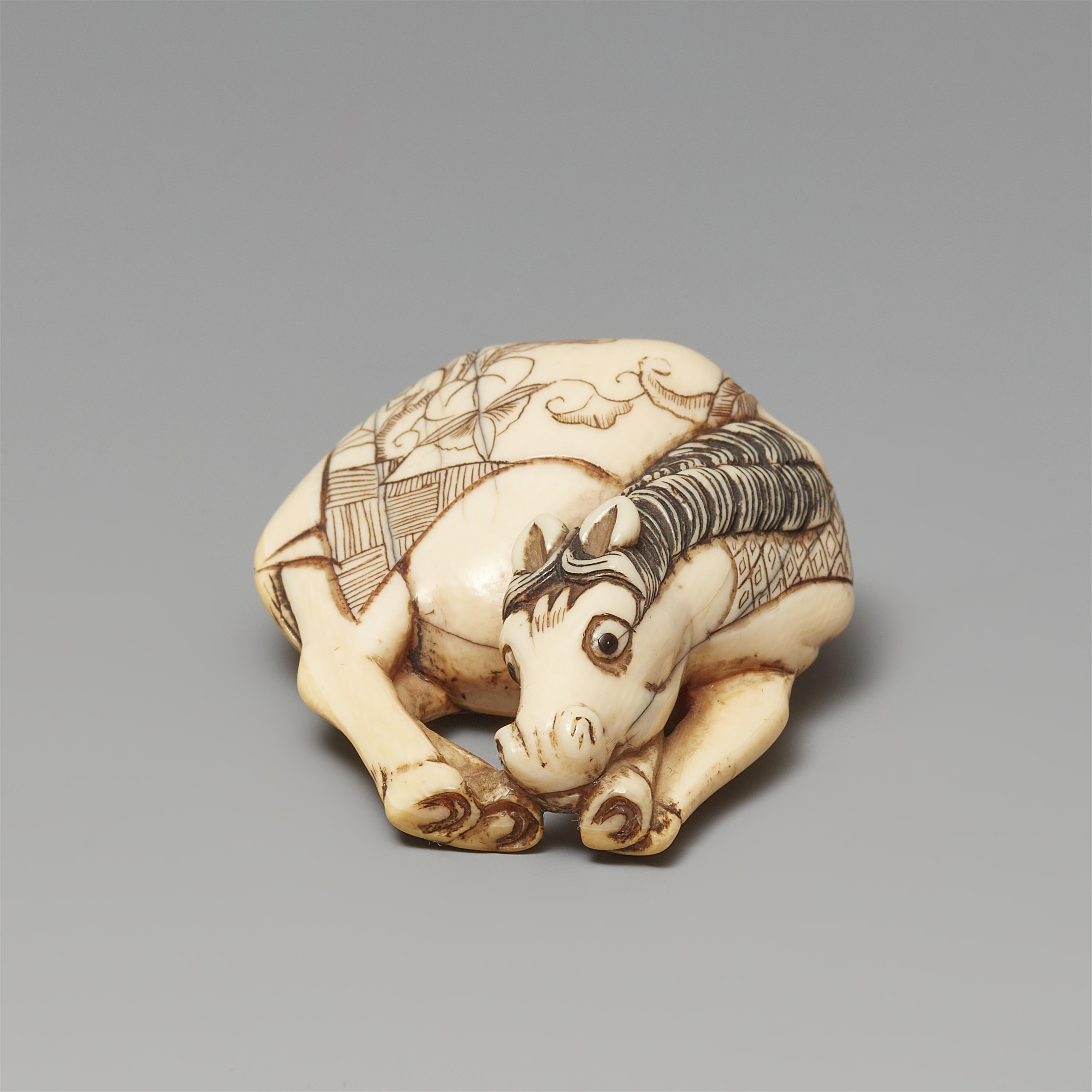 A large ivory netsuke of a grazing horse. Late 18th century - image-2