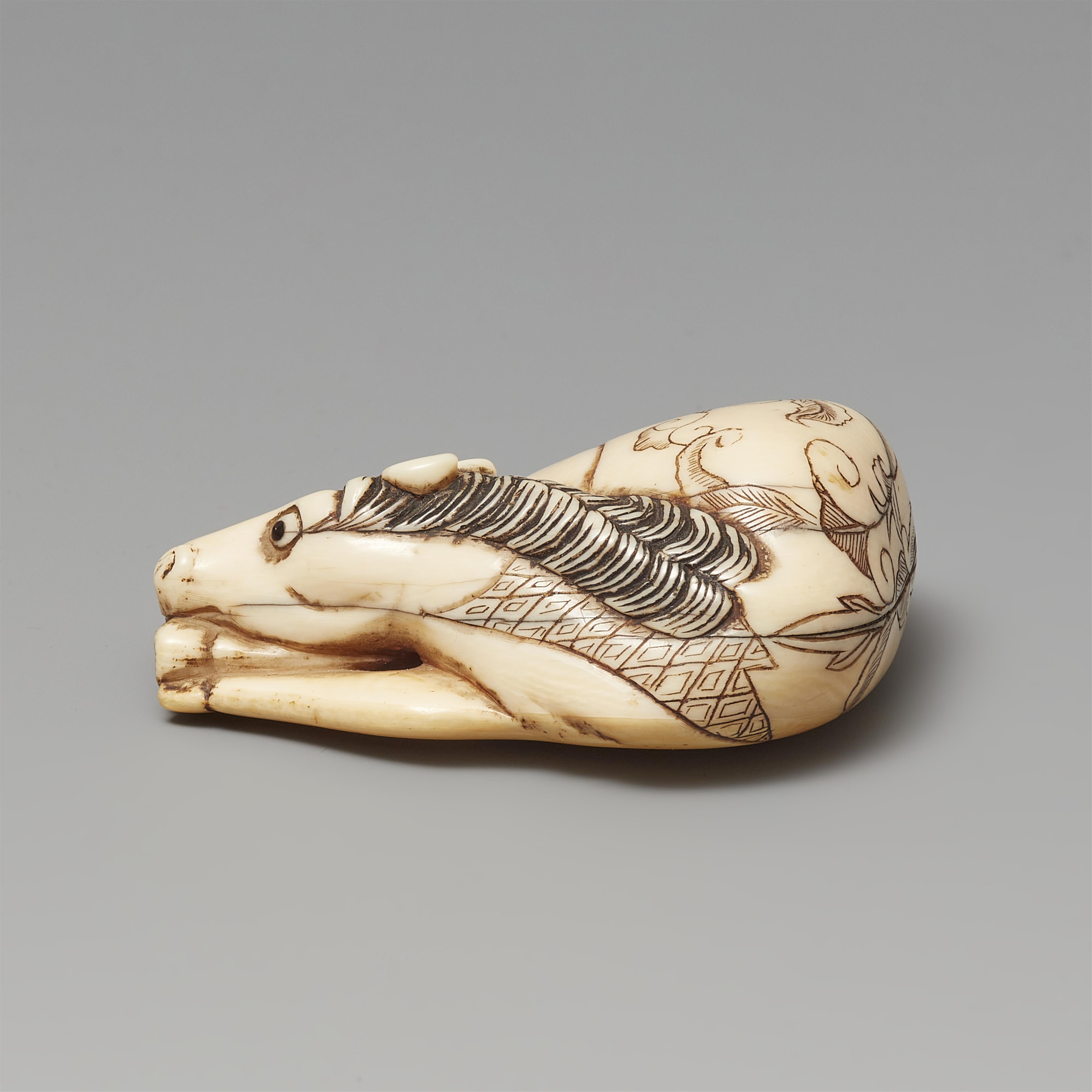 A large ivory netsuke of a grazing horse. Late 18th century - image-3