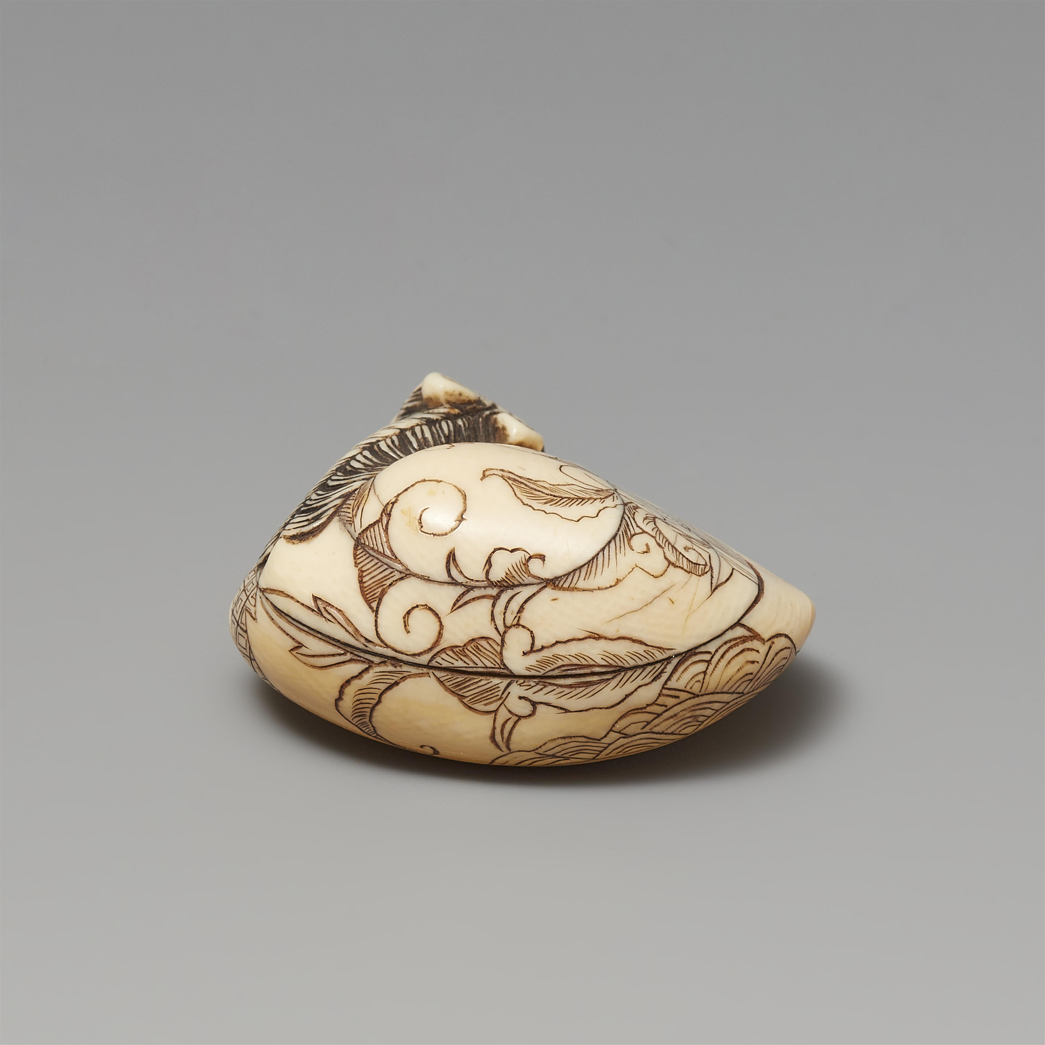 Netsuke eines großen grasendes Pferds. Elfenbein. Spätes 18. Jh. - image-4