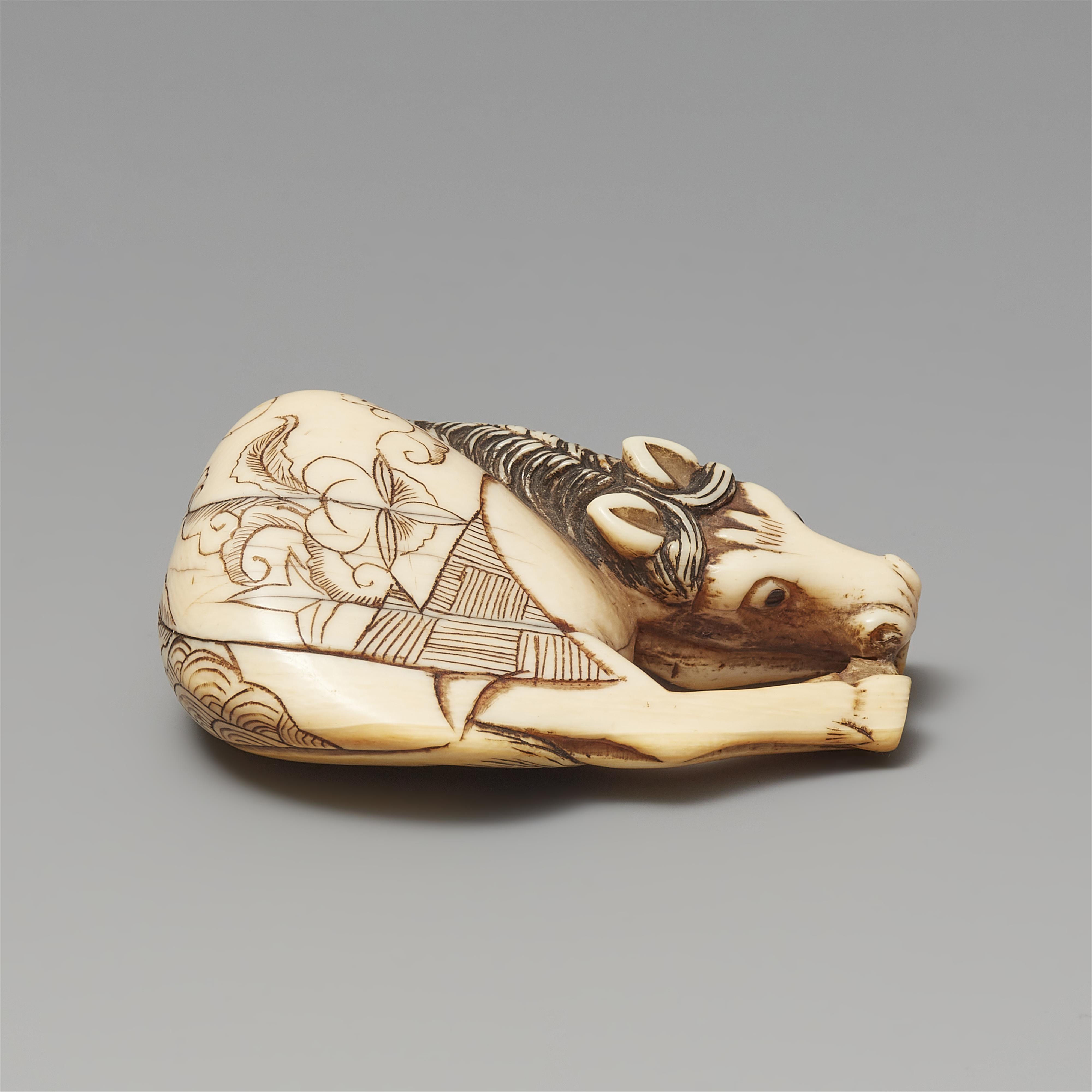 Netsuke eines großen grasendes Pferds. Elfenbein. Spätes 18. Jh. - image-5