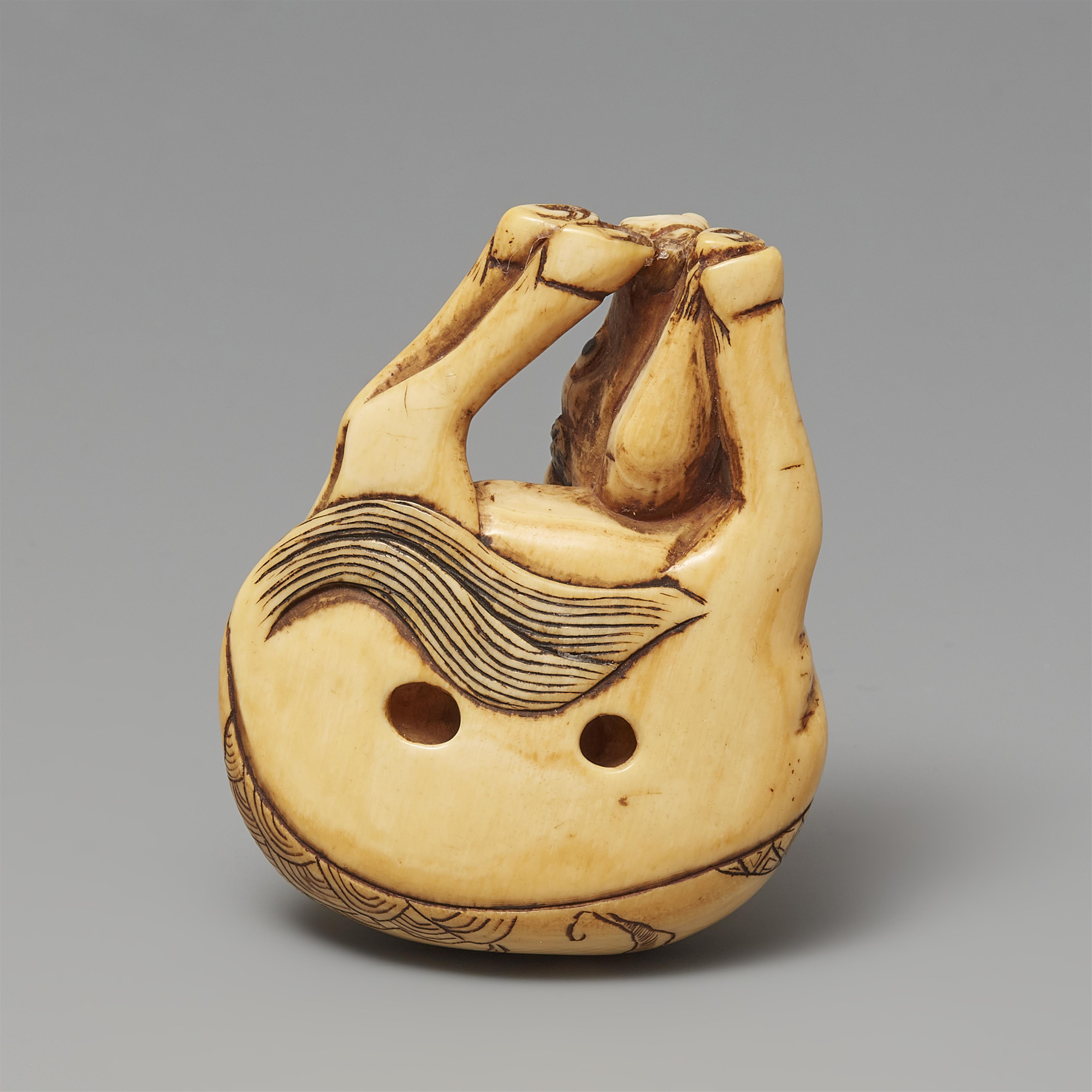 Netsuke eines großen grasendes Pferds. Elfenbein. Spätes 18. Jh. - image-6