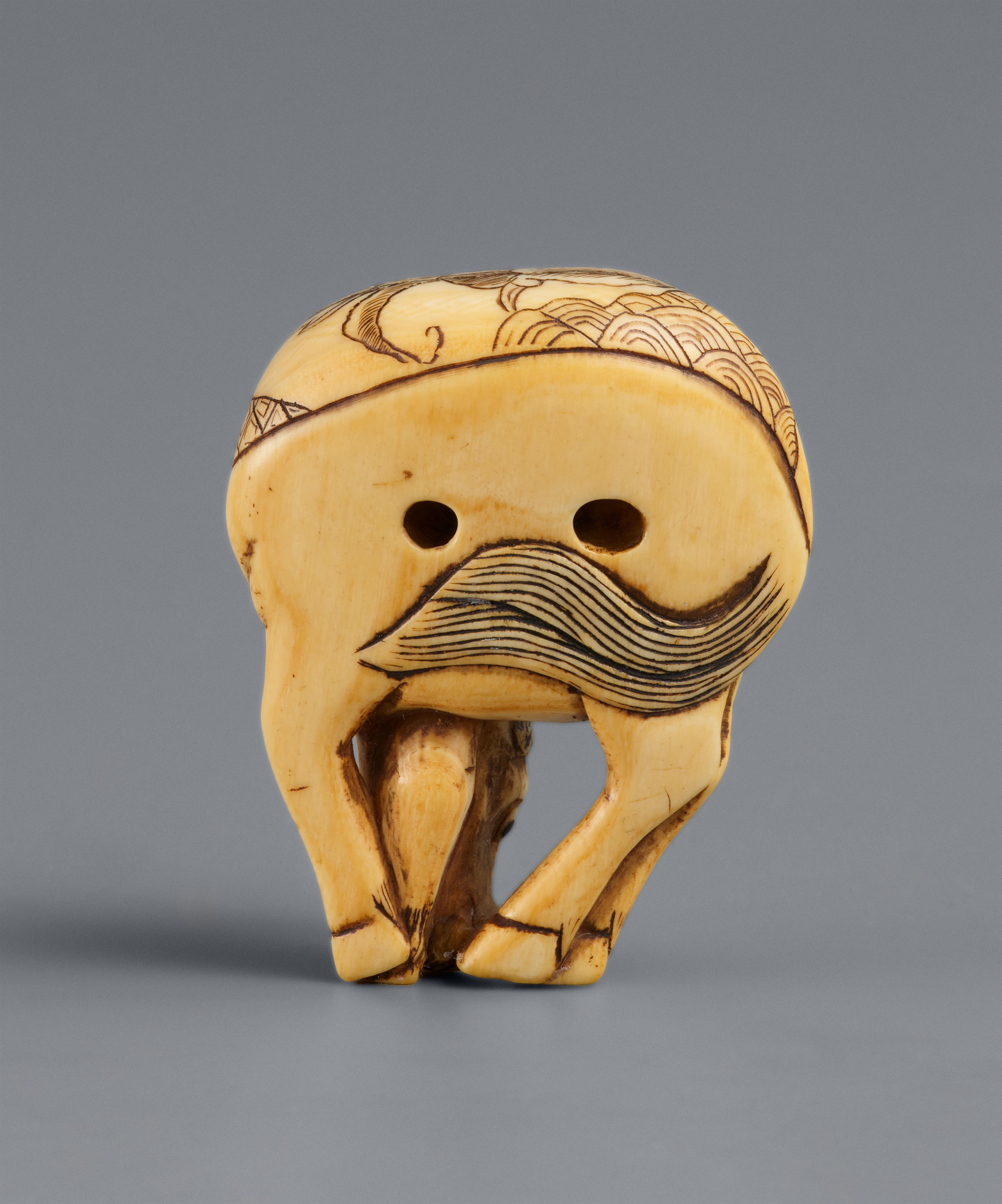 Netsuke eines großen grasendes Pferds. Elfenbein. Spätes 18. Jh. - image-7