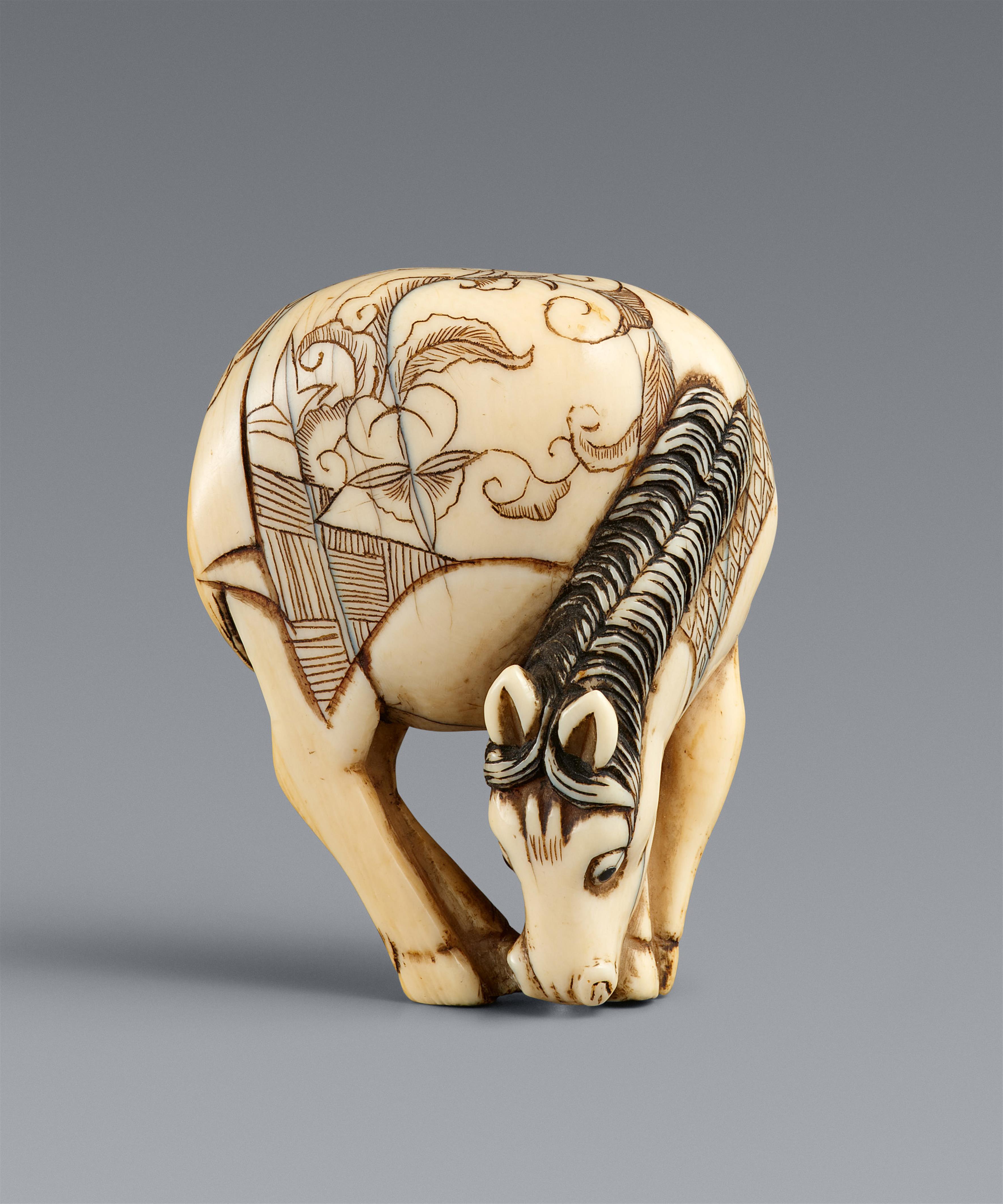 Netsuke eines großen grasendes Pferds. Elfenbein. Spätes 18. Jh. - image-1