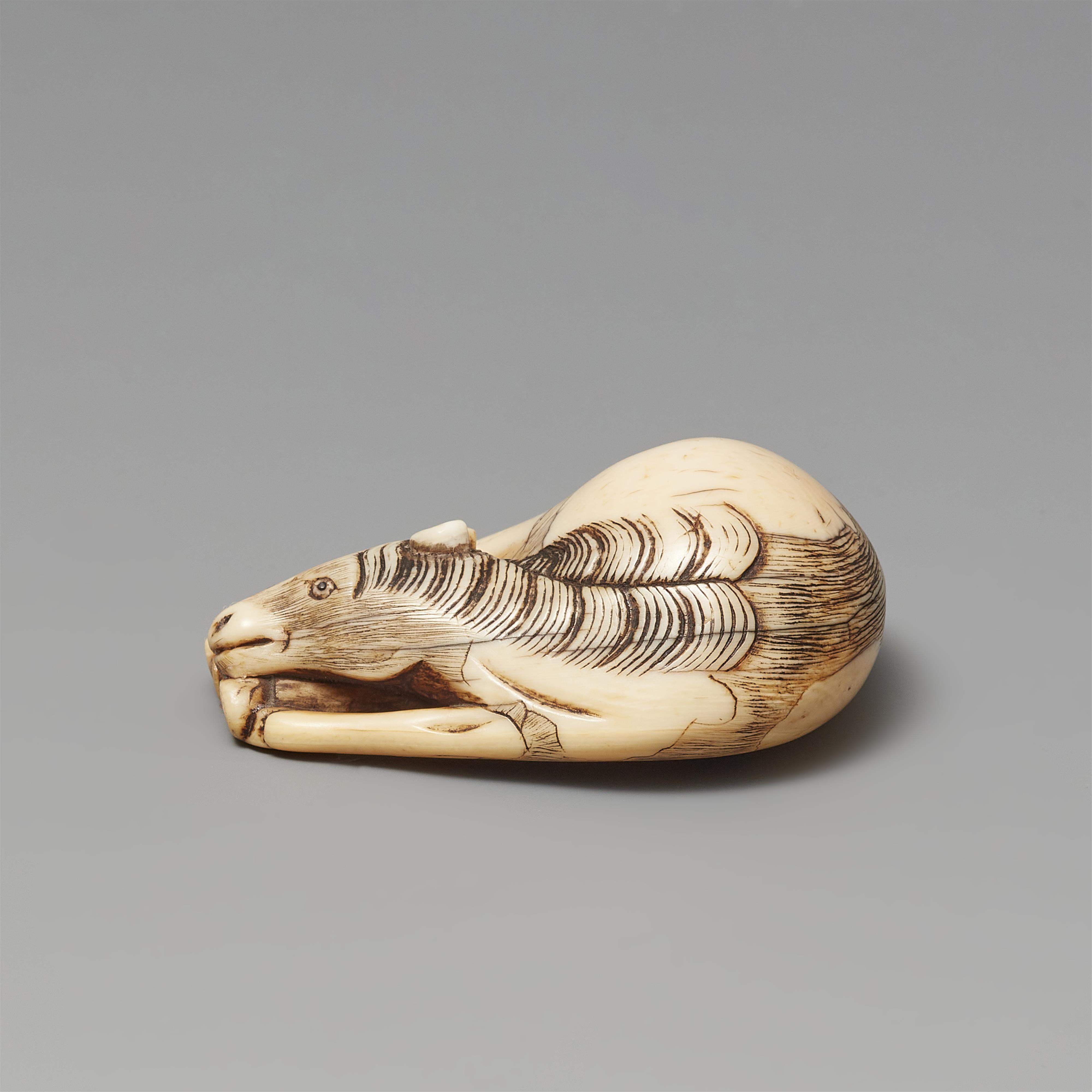 An ivory netsuke of a grazing horse. Late 18th century - image-2