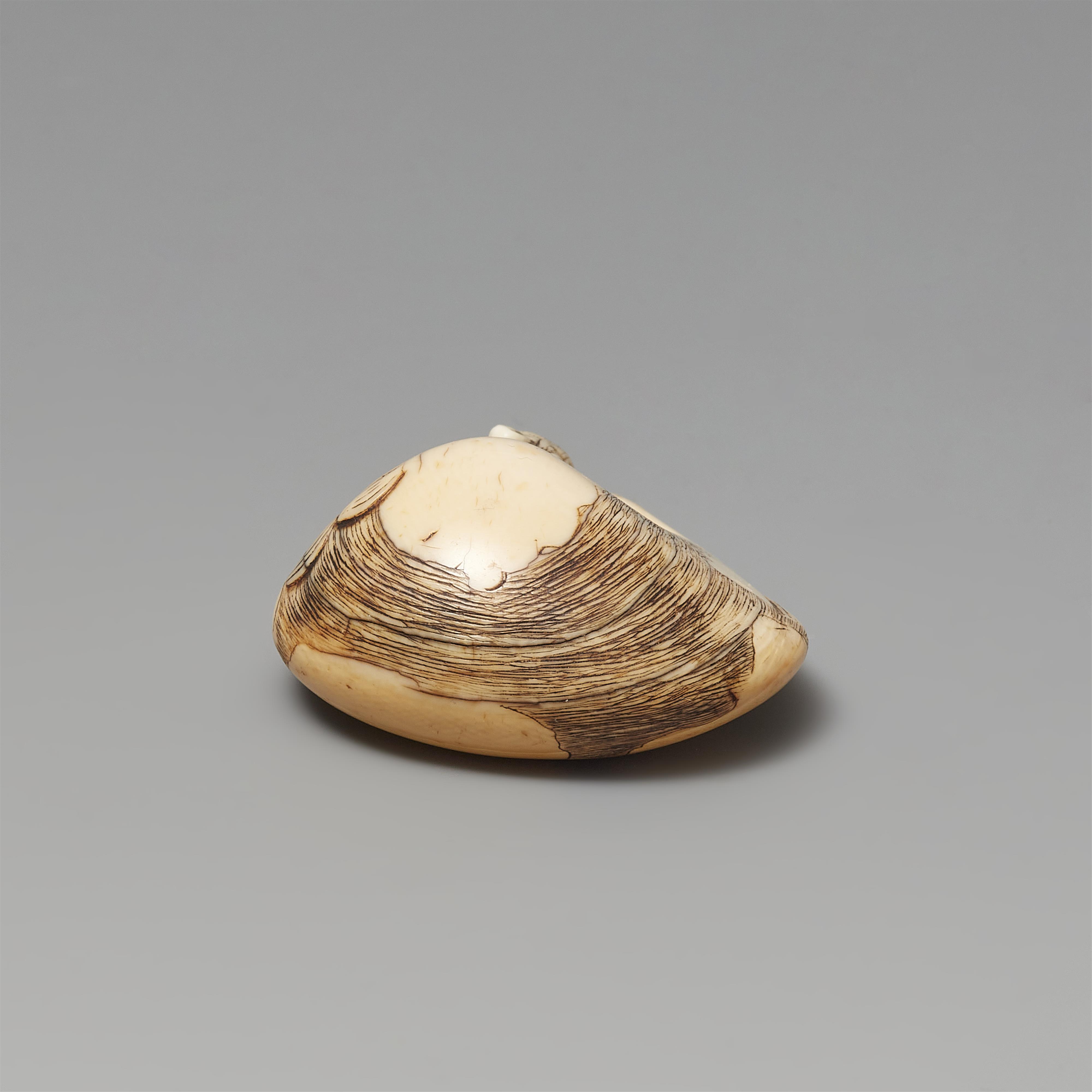 Netsuke eines grasenden Pferds. Elfenbein. Spätes 18. Jh. - image-3