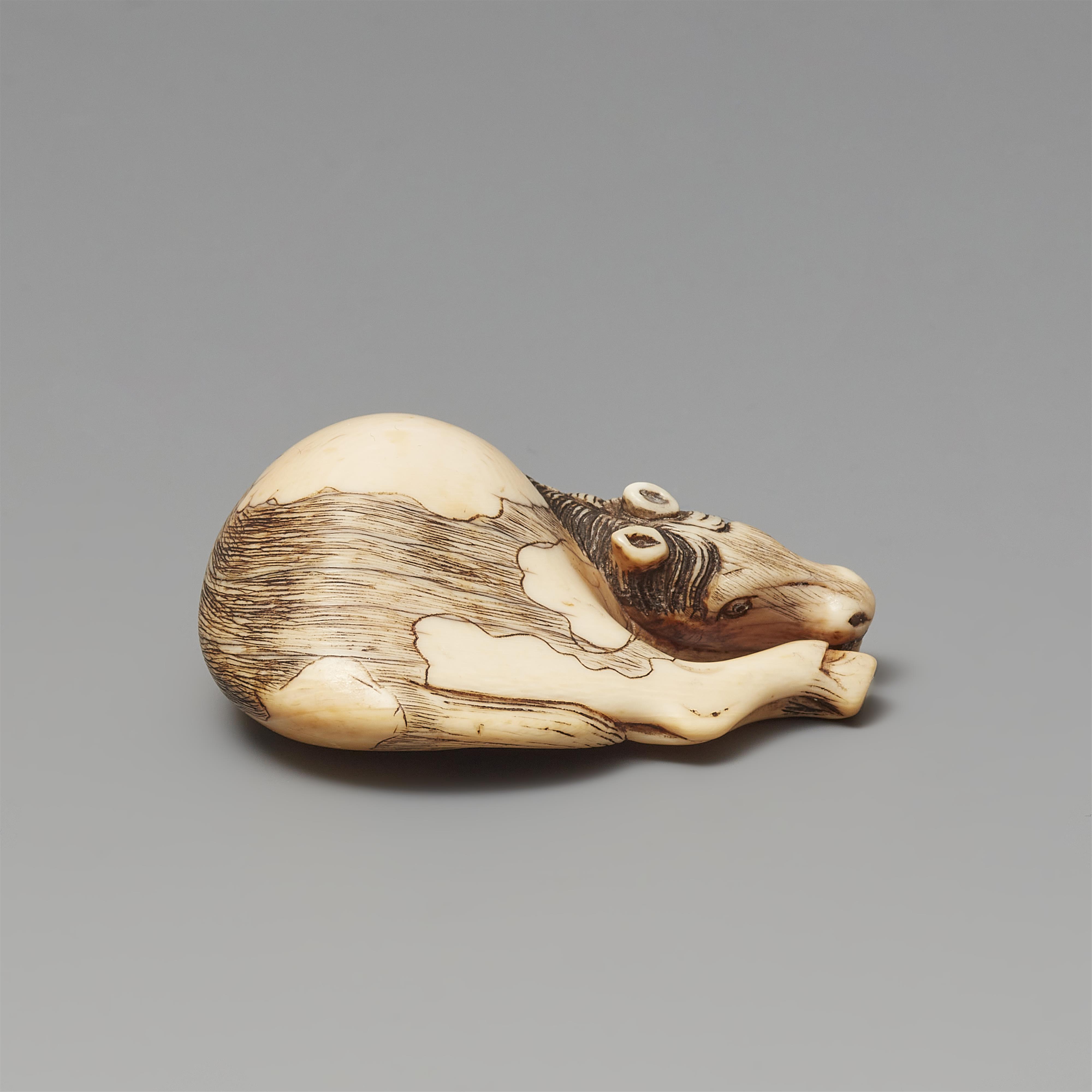 An ivory netsuke of a grazing horse. Late 18th century - image-4