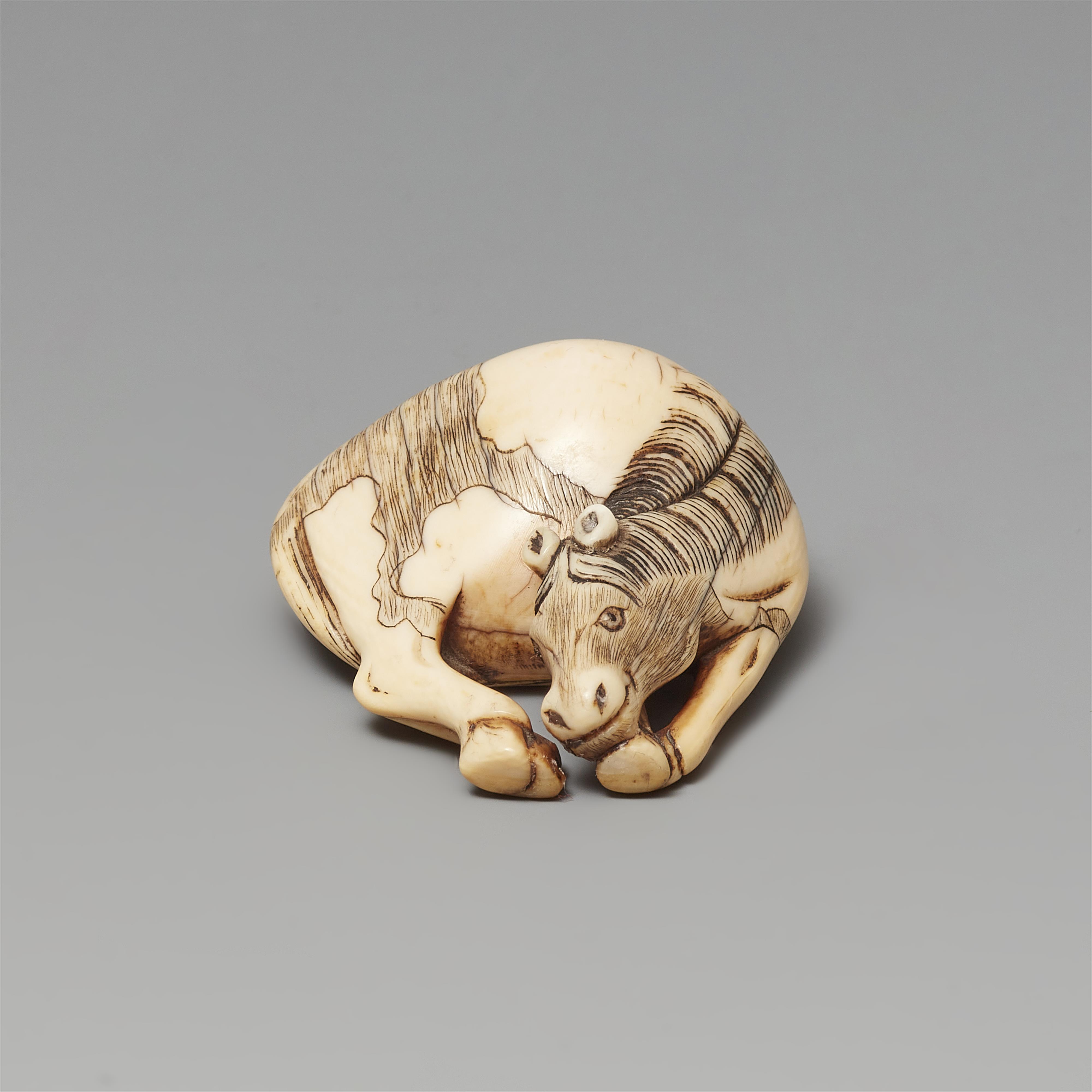 An ivory netsuke of a grazing horse. Late 18th century - image-5