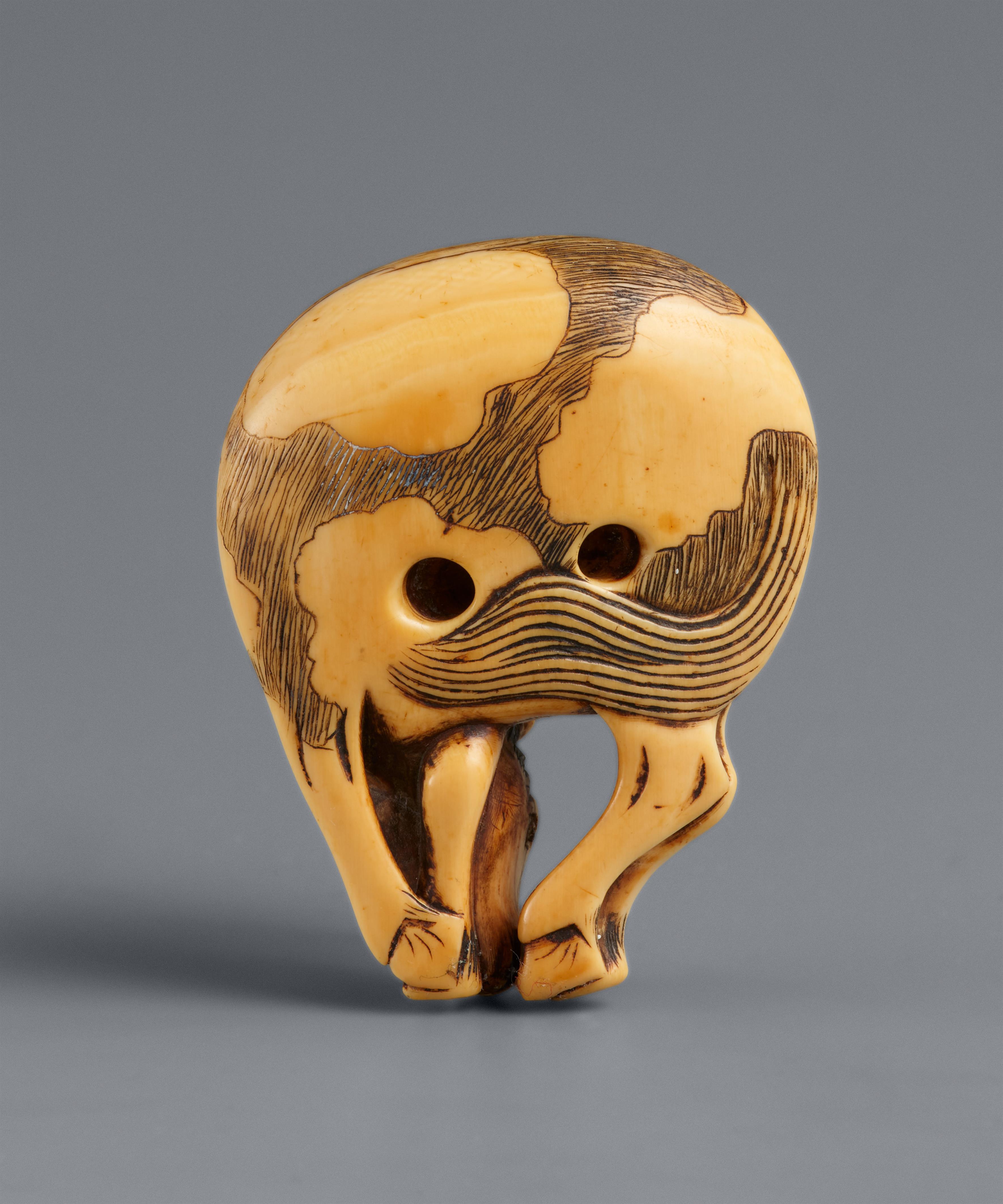 An ivory netsuke of a grazing horse. Late 18th century - image-7