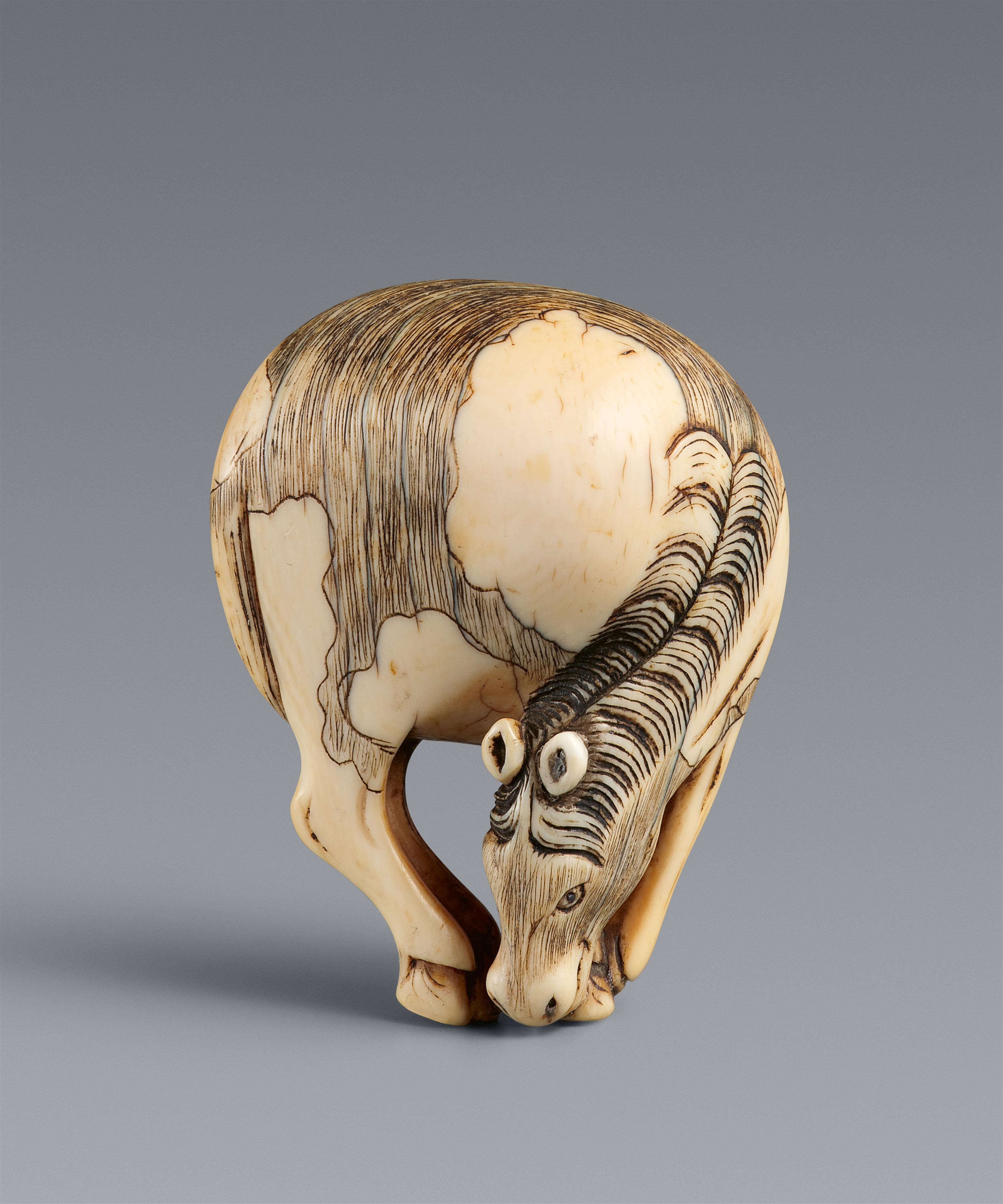 An ivory netsuke of a grazing horse. Late 18th century - image-1