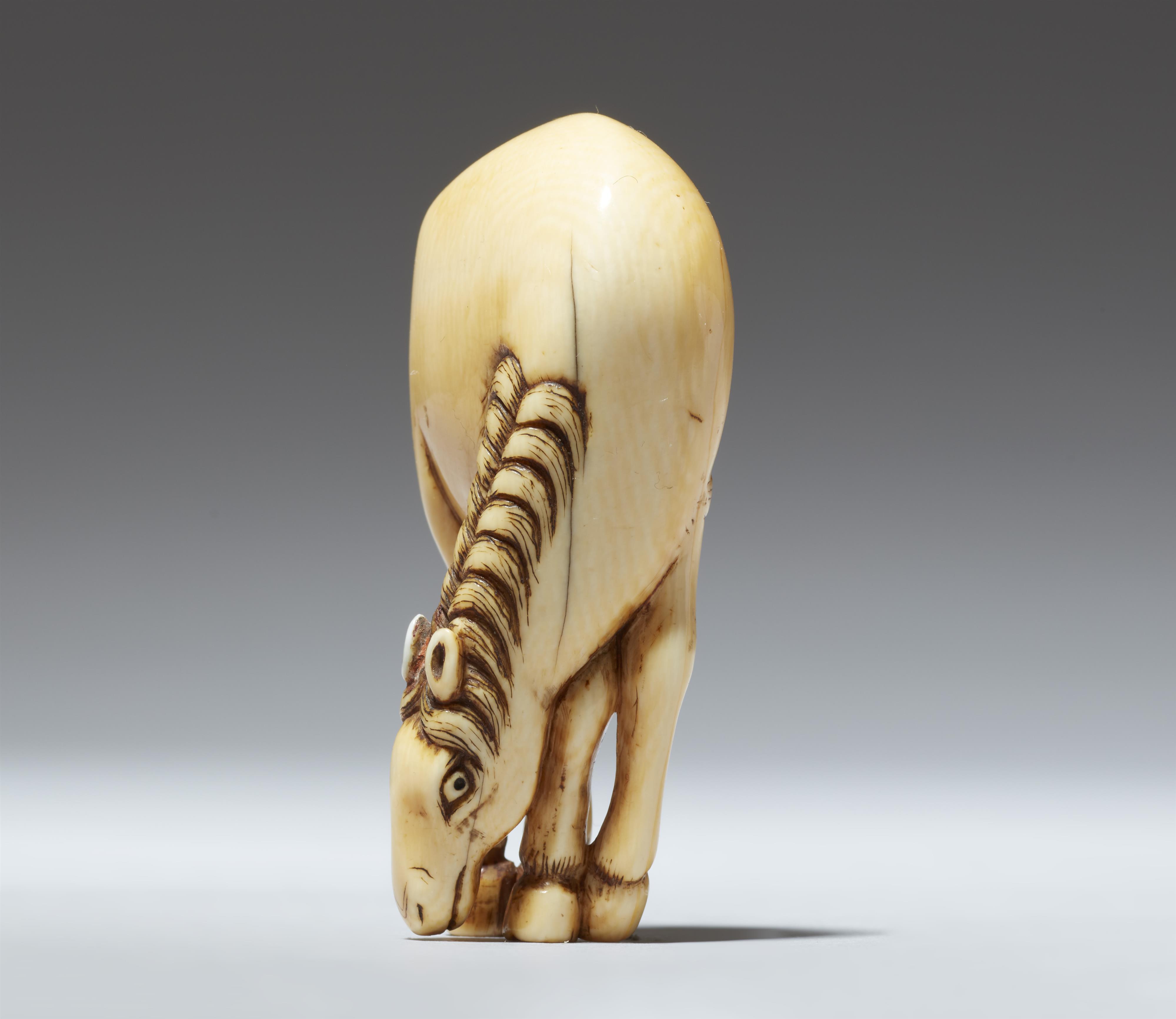 An ivory netsuke of a grazing horse. Around 1800 - image-2