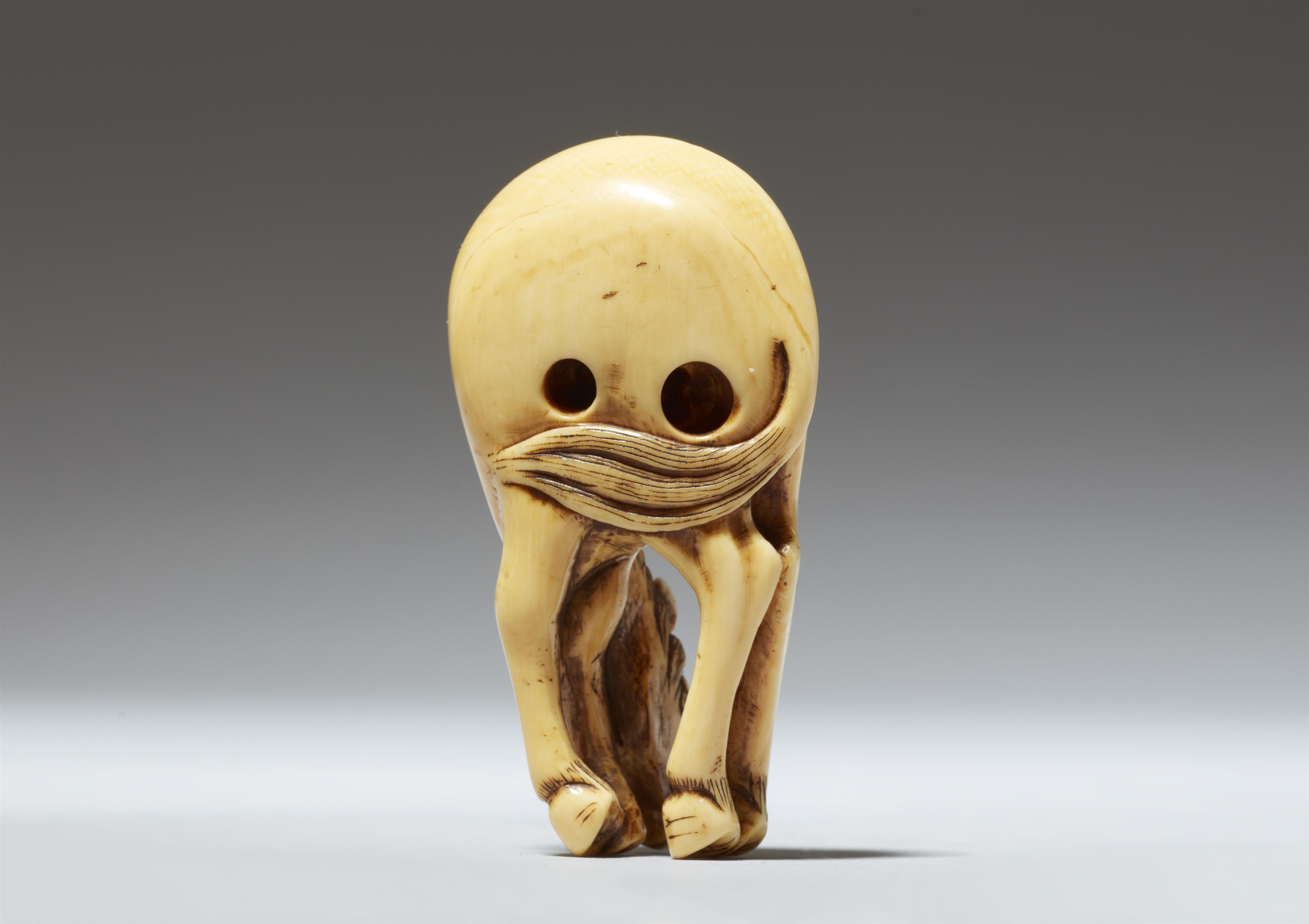 An ivory netsuke of a grazing horse. Around 1800 - image-3