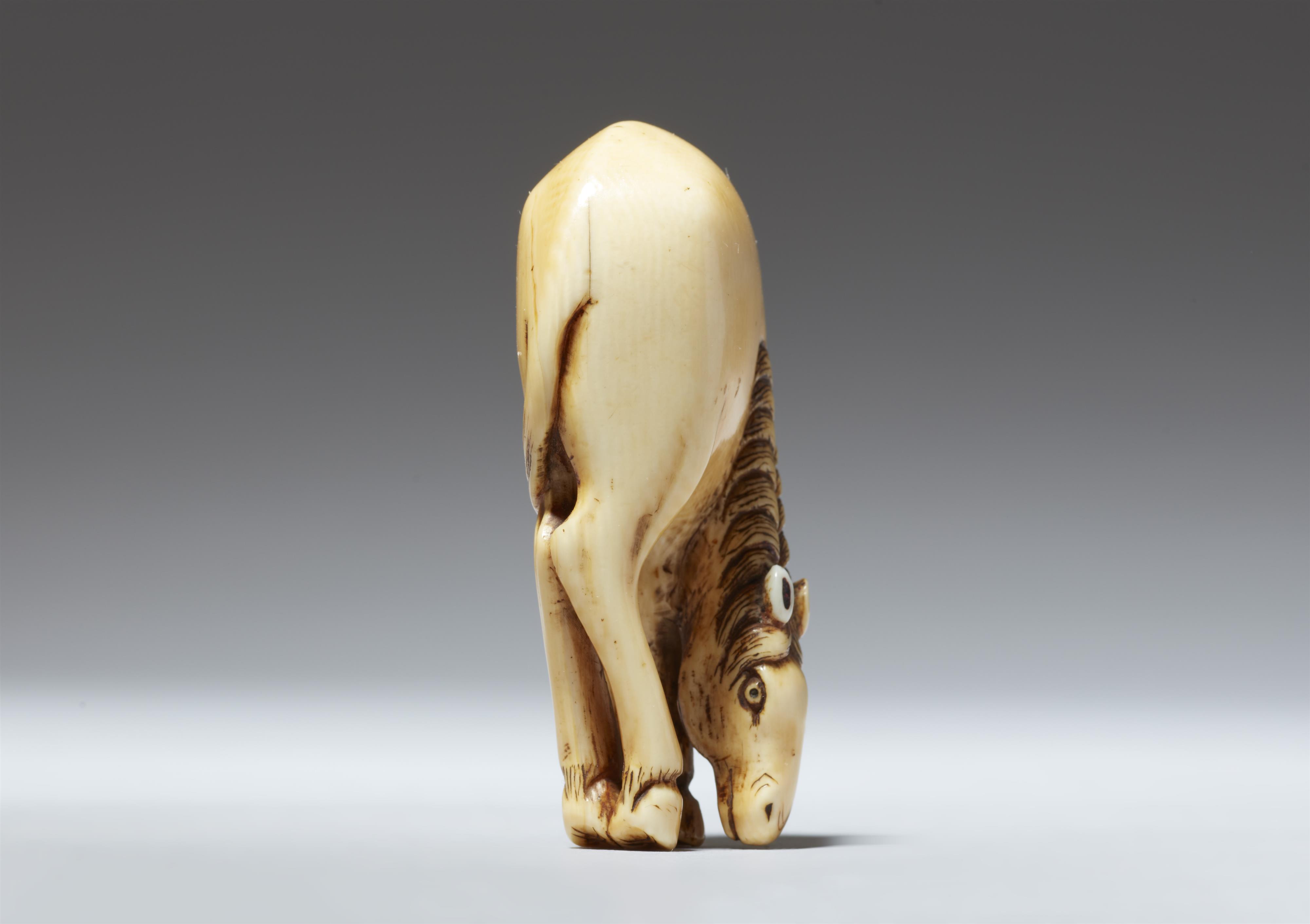 An ivory netsuke of a grazing horse. Around 1800 - image-4