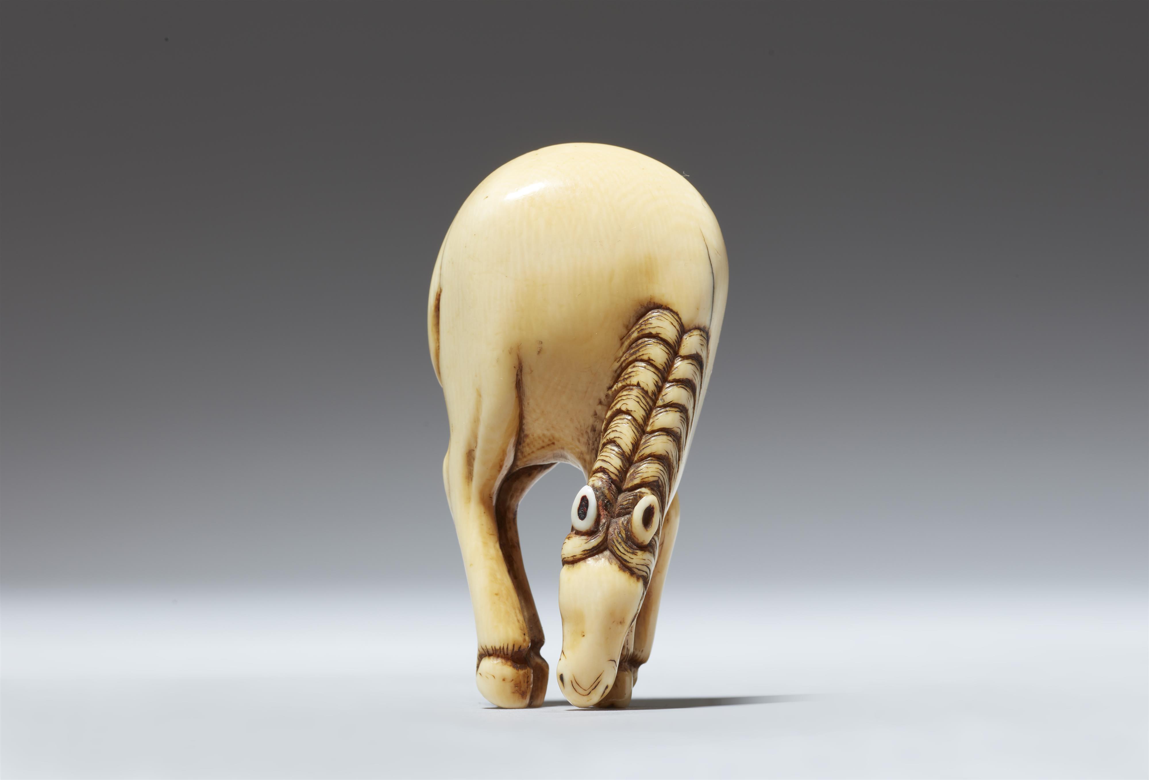 An ivory netsuke of a grazing horse. Around 1800 - image-5