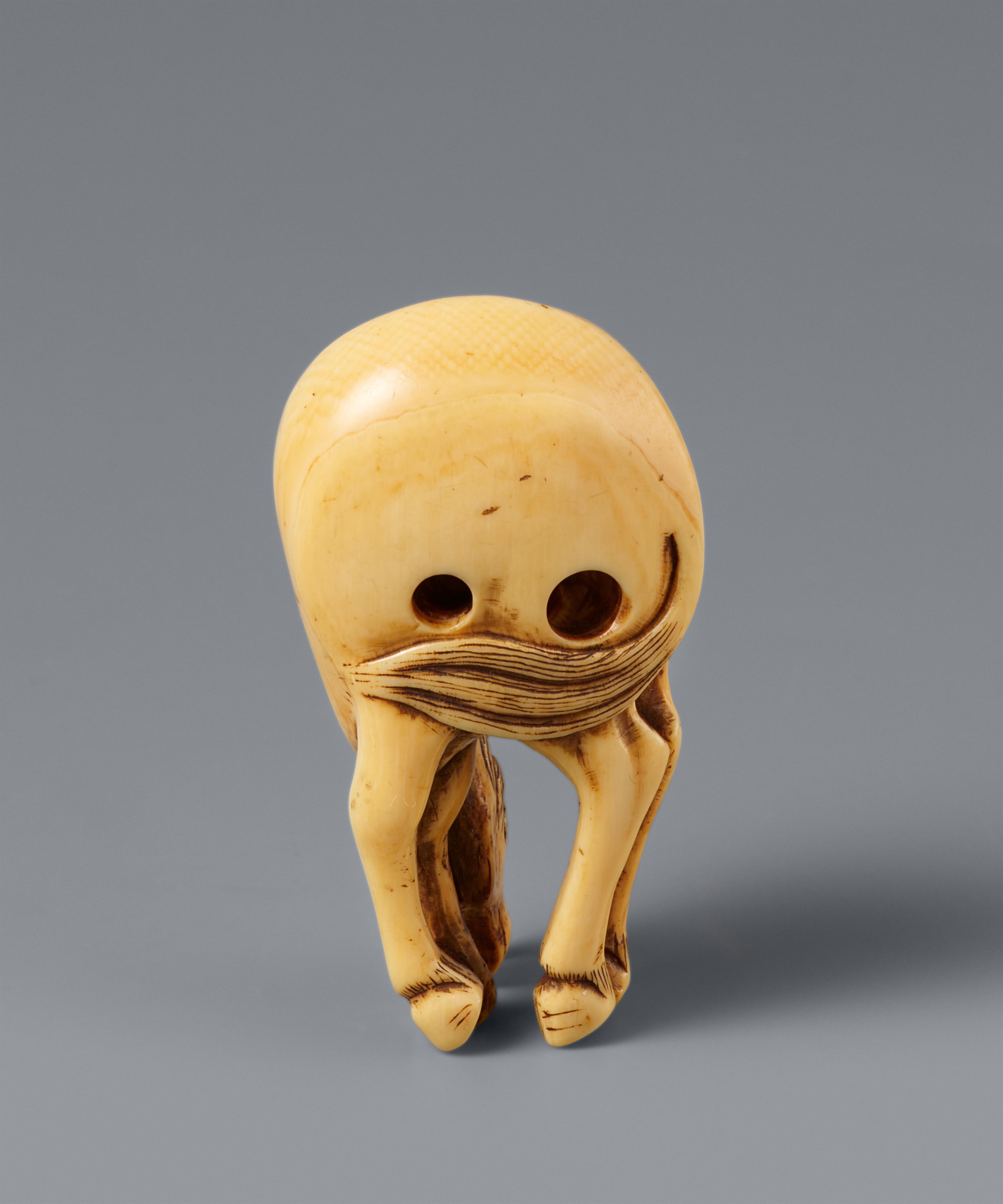 Netsuke eines grasenden Pferds. Elfenbein. Um 1800 - image-7