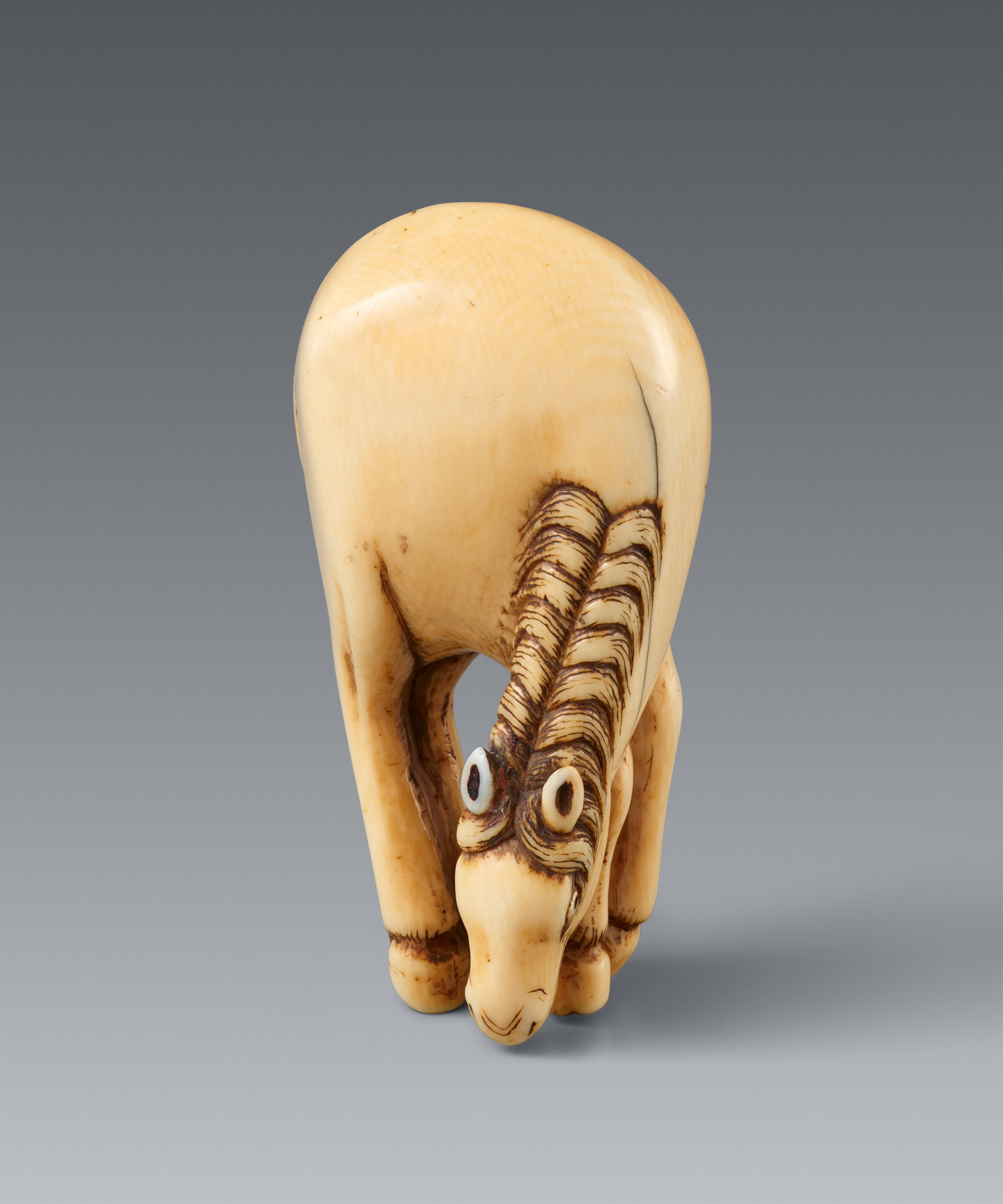 An ivory netsuke of a grazing horse. Around 1800 - image-1